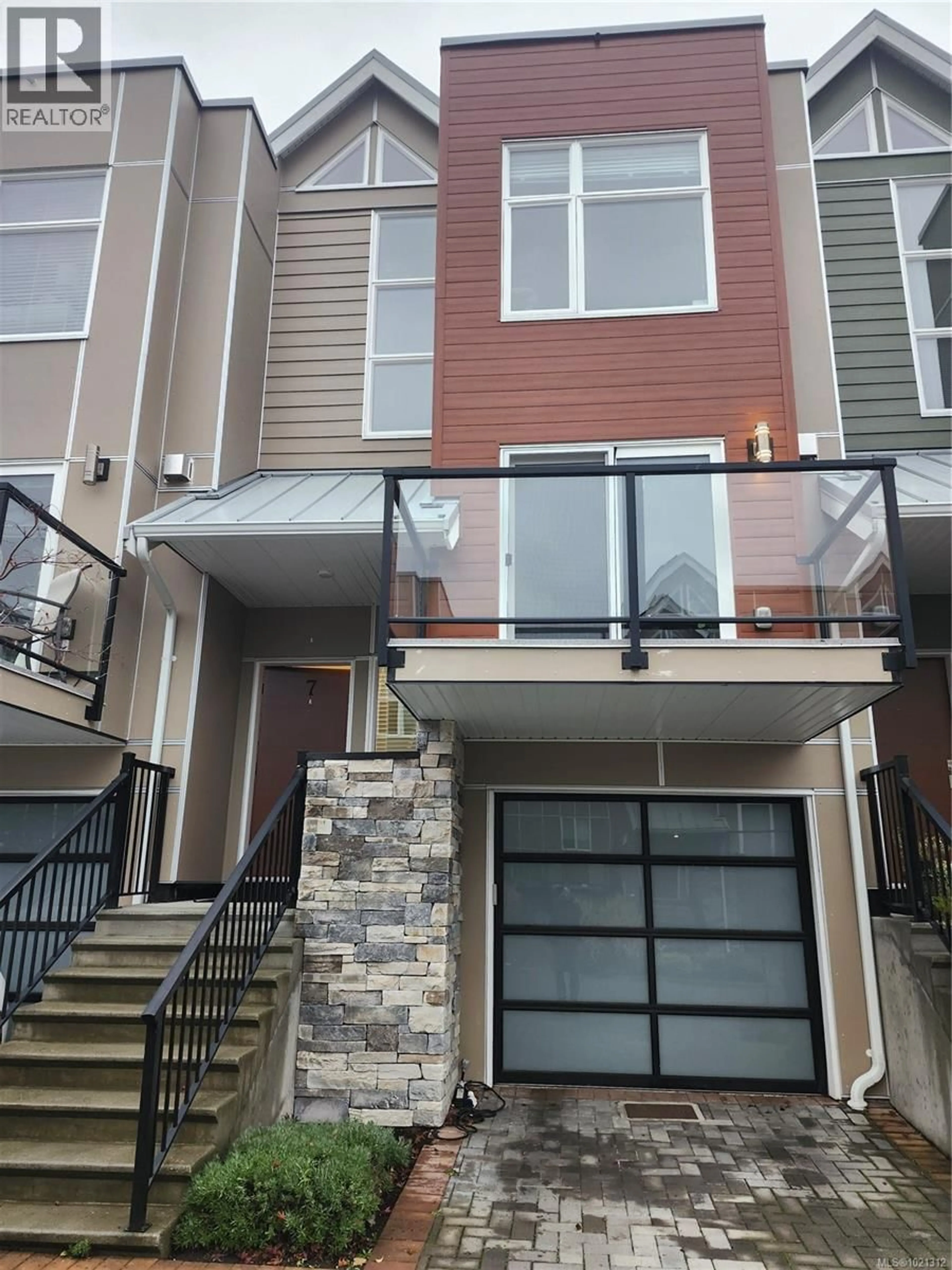 Home with vinyl exterior material, street for 7 - 4355 VIEWMONT AVENUE, Saanich British Columbia V8Z5K8