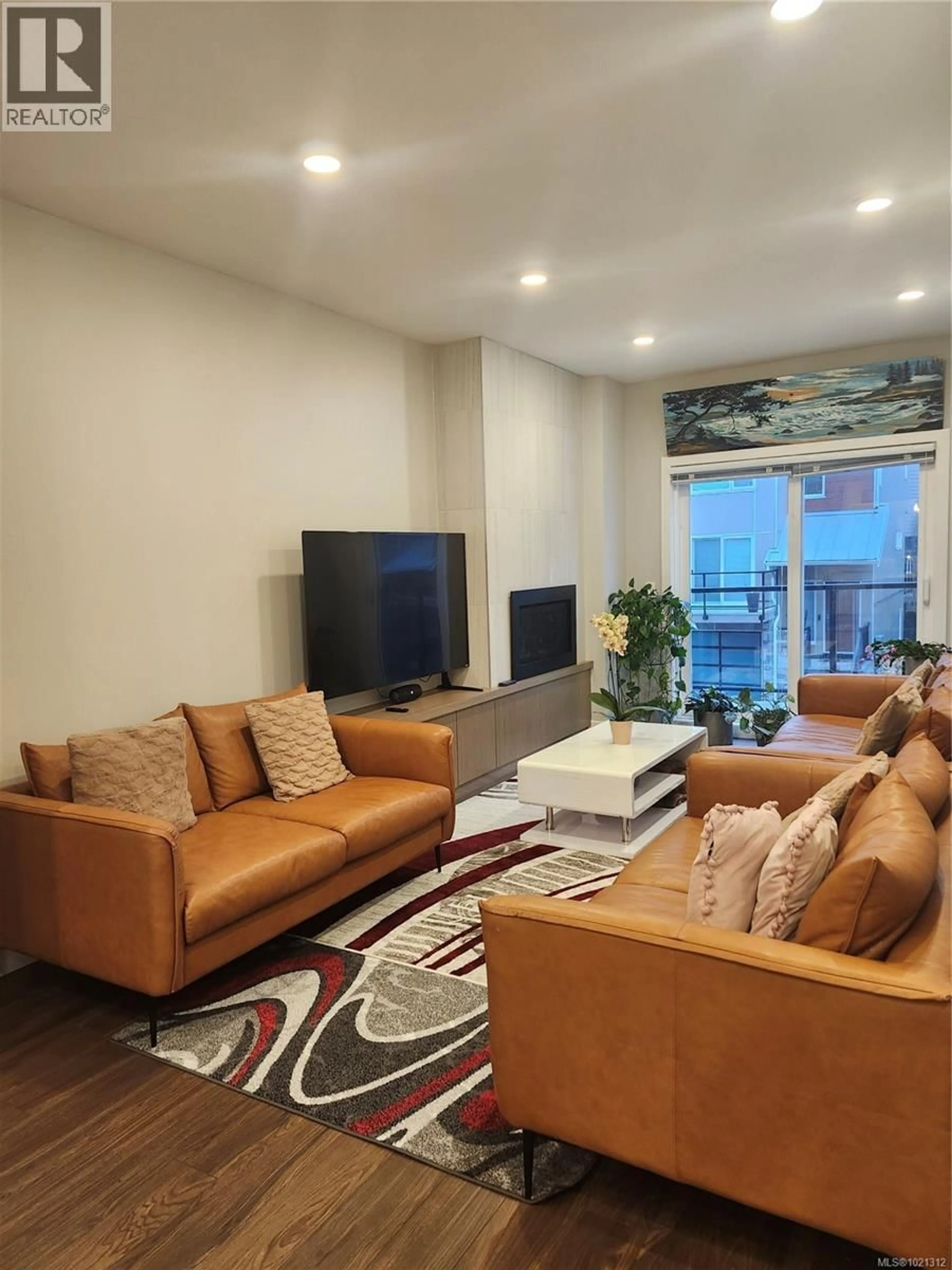 Living room with furniture, unknown for 7 - 4355 VIEWMONT AVENUE, Saanich British Columbia V8Z5K8