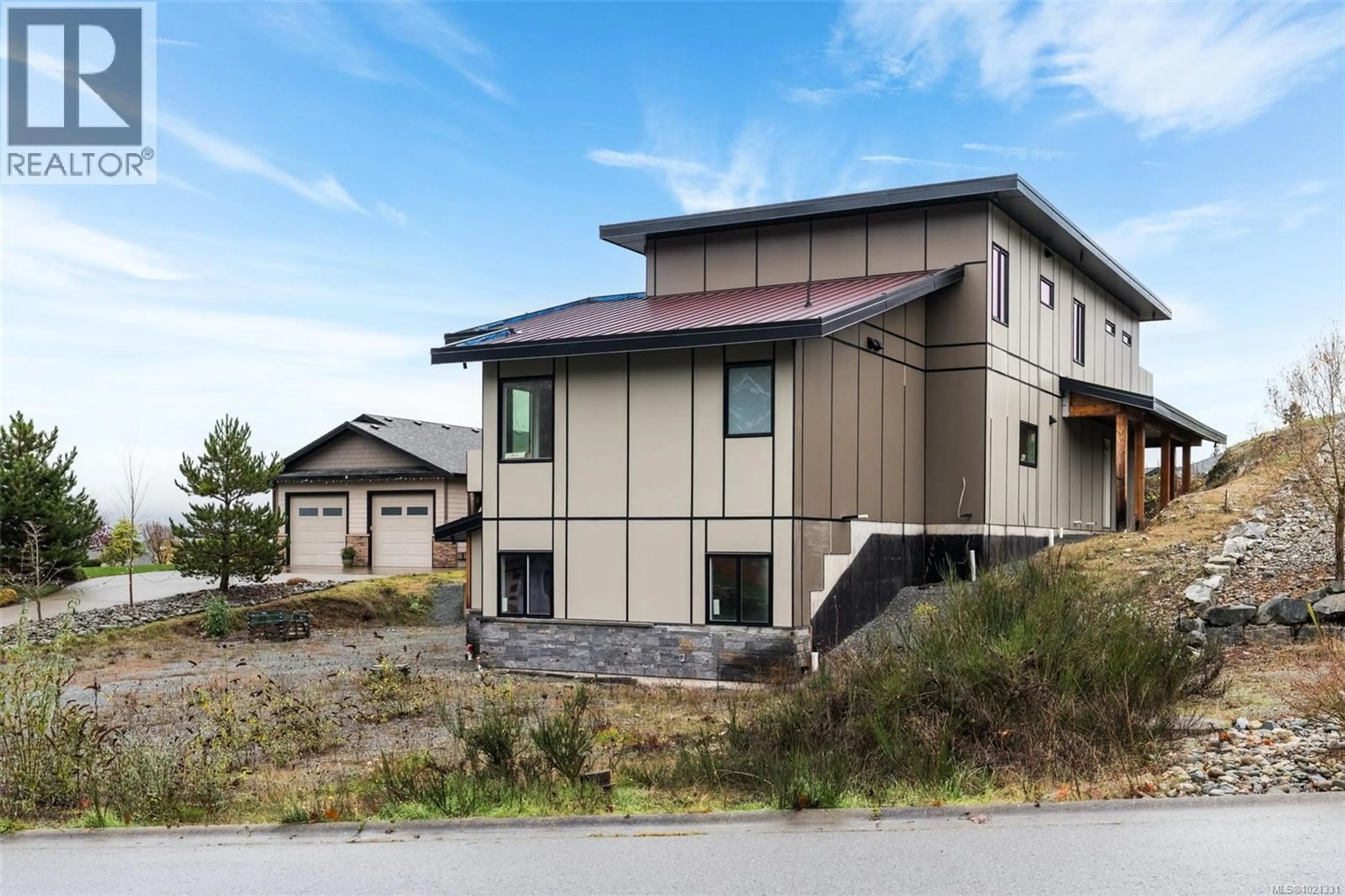 Home with vinyl exterior material, building for 654 SENTINEL DRIVE, Mill Bay British Columbia V8H1H7