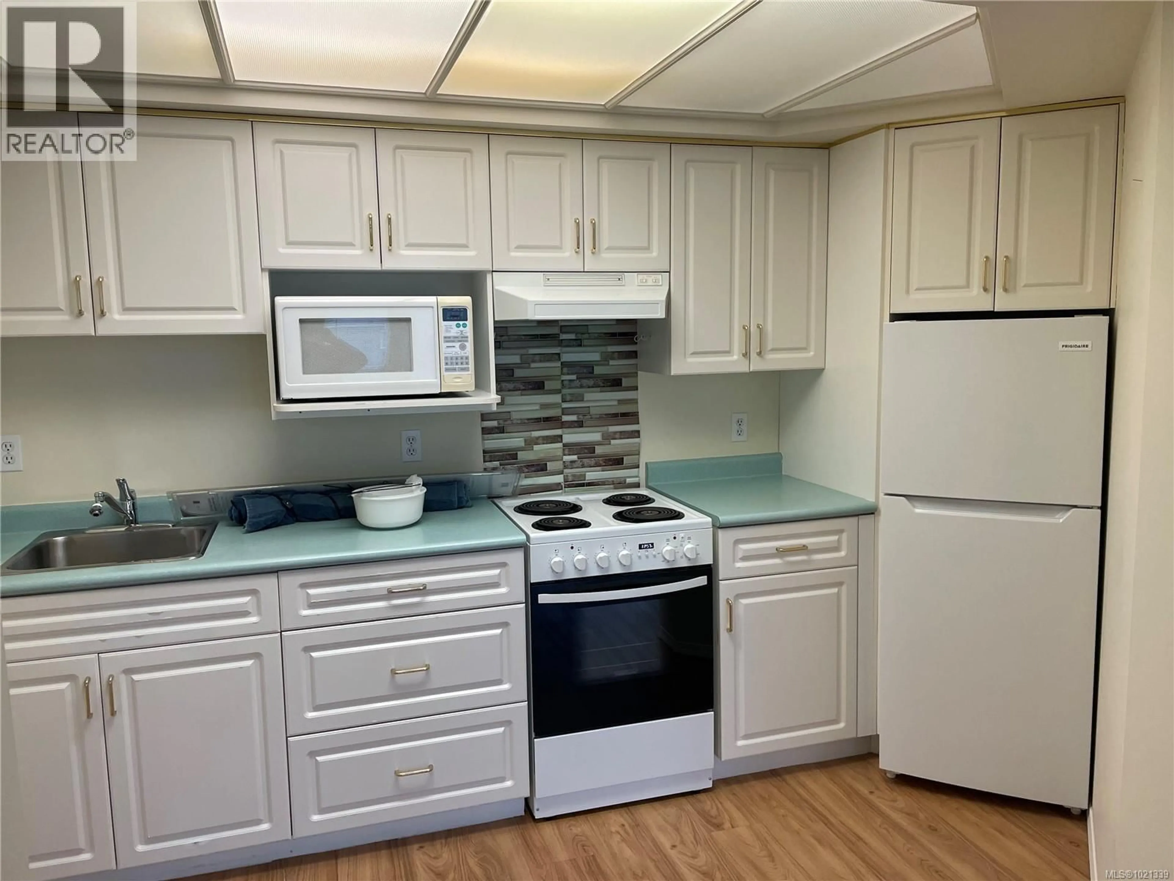 Standard kitchen, wood/laminate floor for 407 - 264 MCVICKERS STREET, Parksville British Columbia V9P2N5