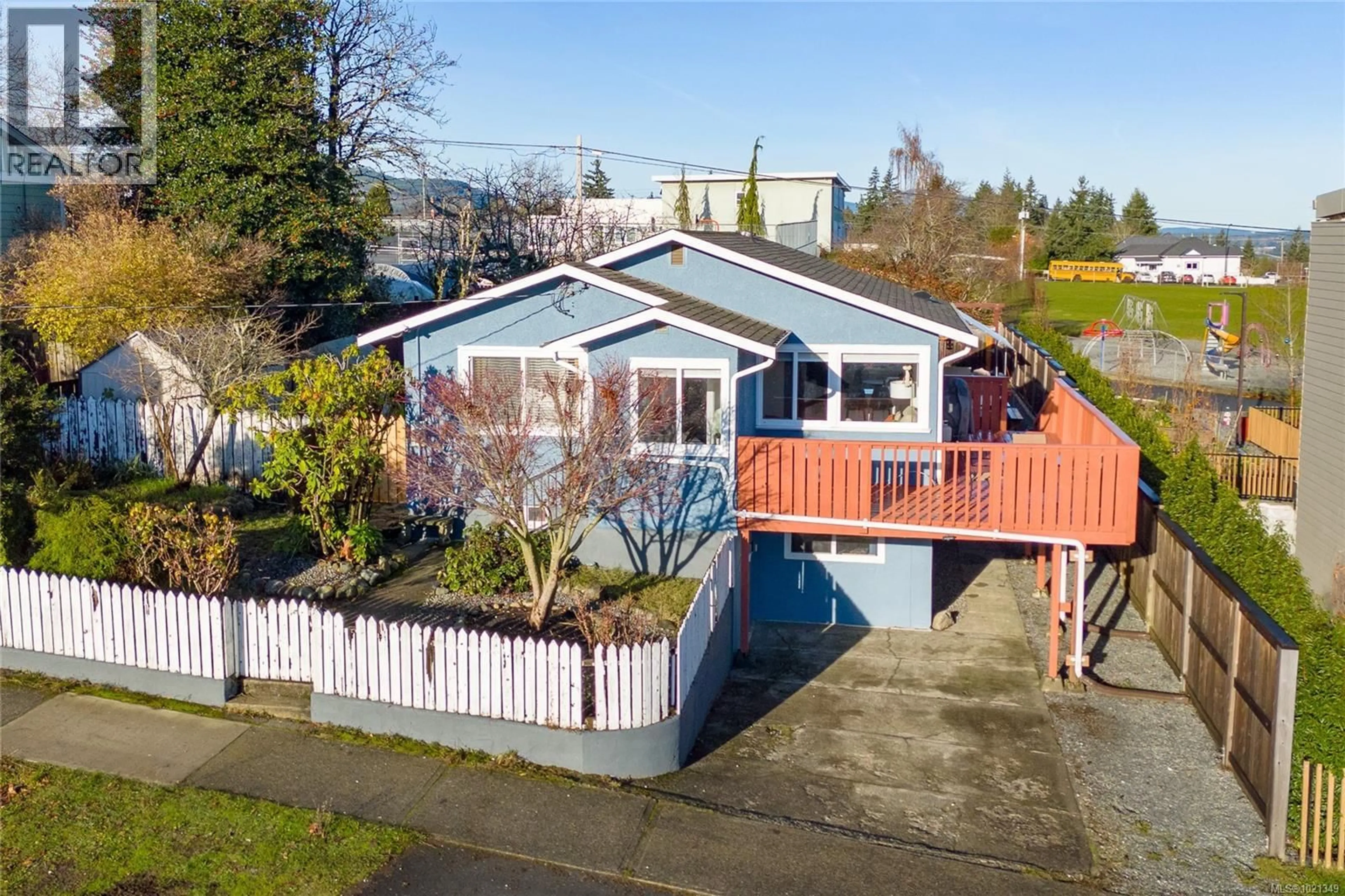 A pic from outside/outdoor area/front of a property/back of a property/a pic from drone, unknown for 320 BULLER STREET, Ladysmith British Columbia V9G1B1