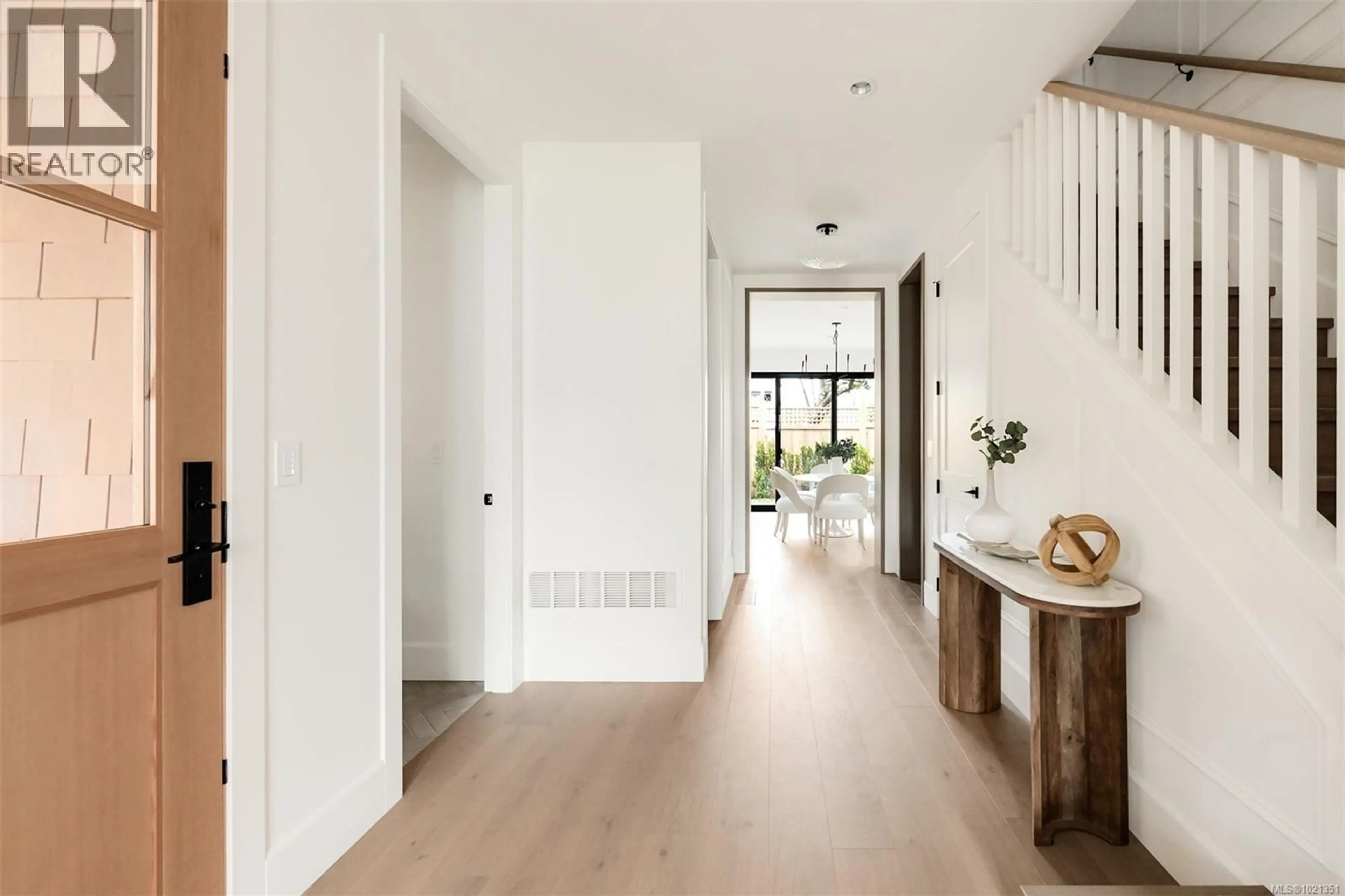 Indoor entryway for 1039 FALKLAND ROAD, Oak Bay British Columbia V8S4M3