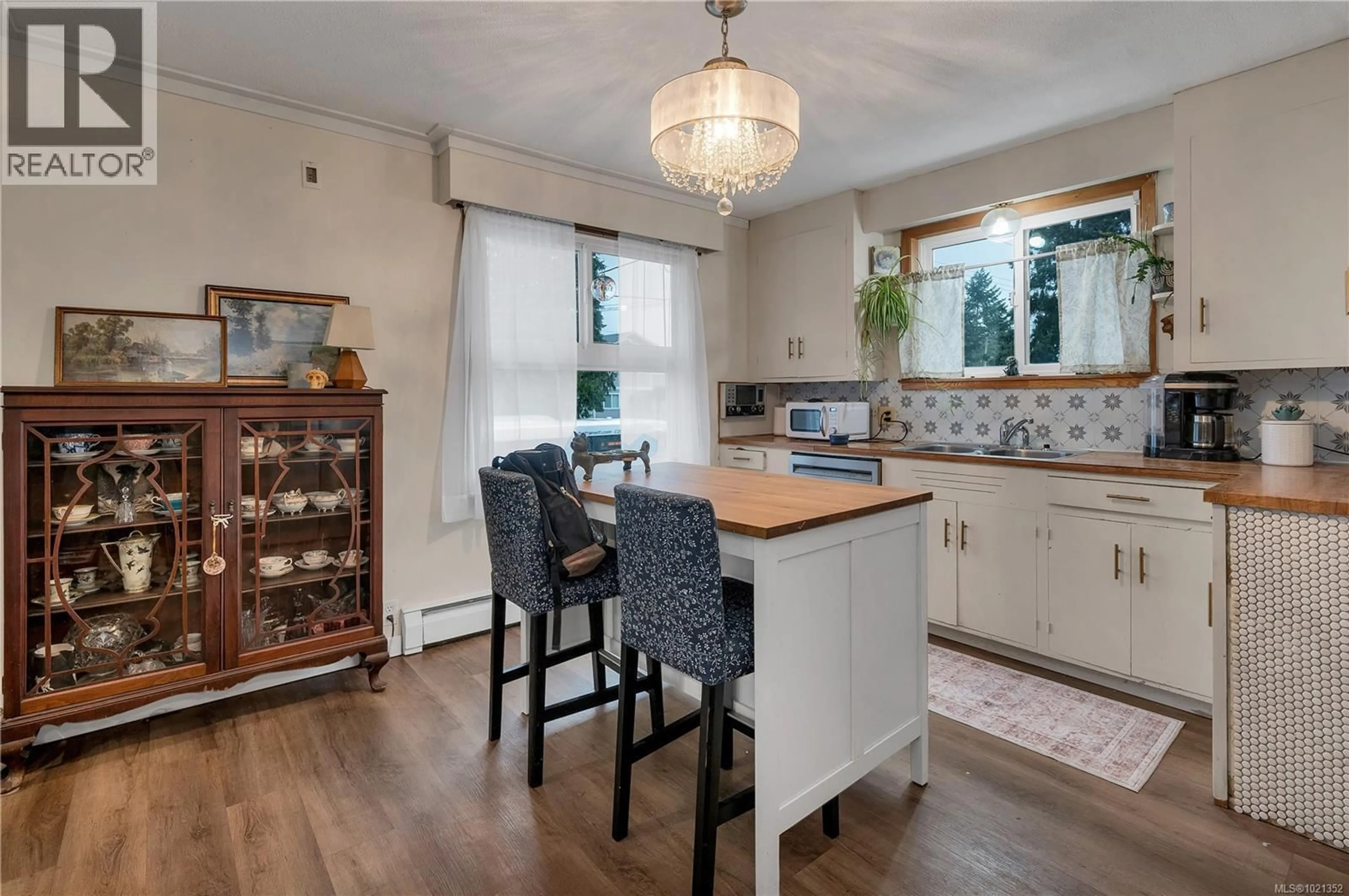 Open concept kitchen, unknown for 800 ALDER STREET, Campbell River British Columbia V9W2P5