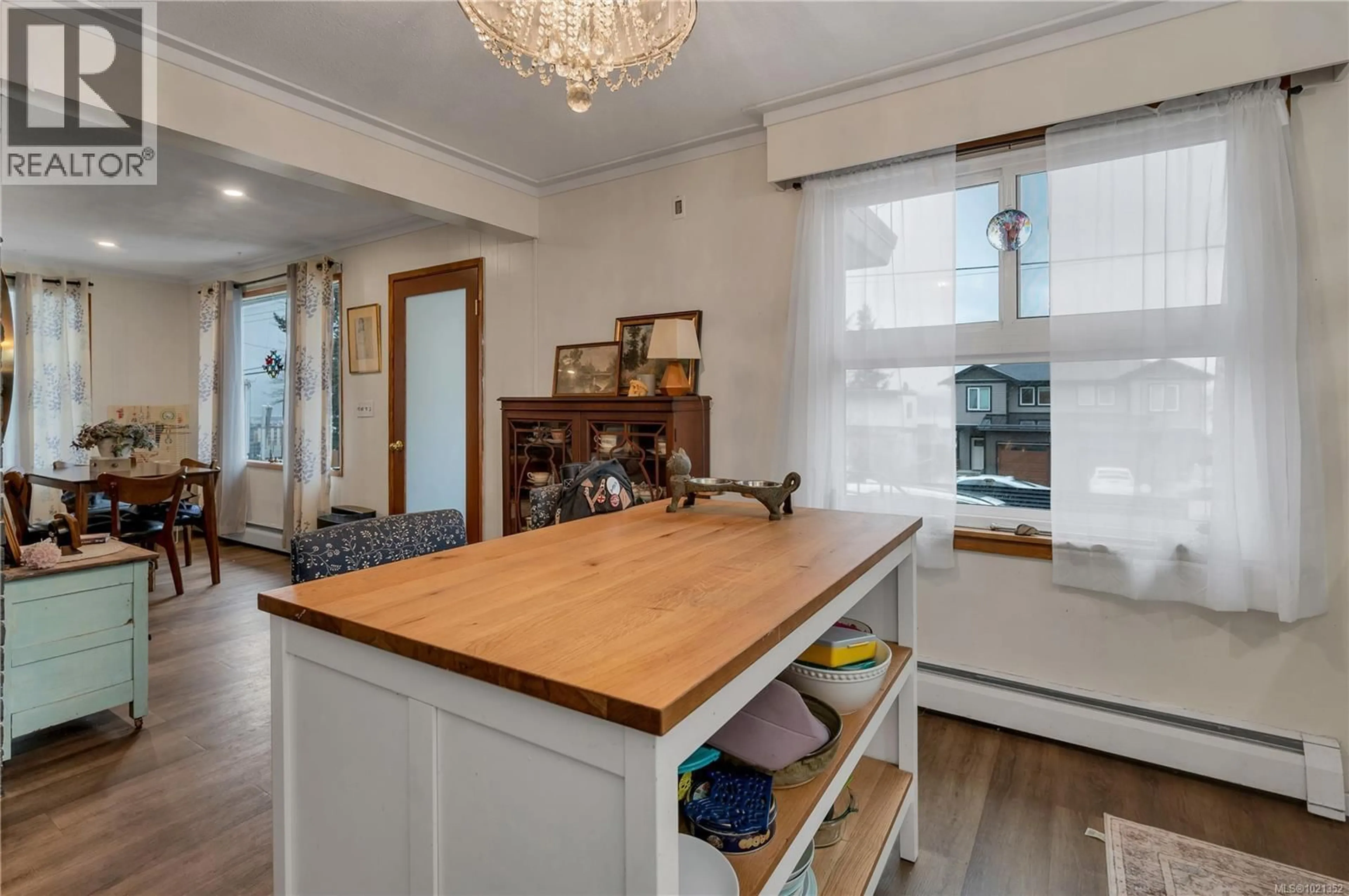 Open concept kitchen, wood/laminate floor for 800 ALDER STREET, Campbell River British Columbia V9W2P5