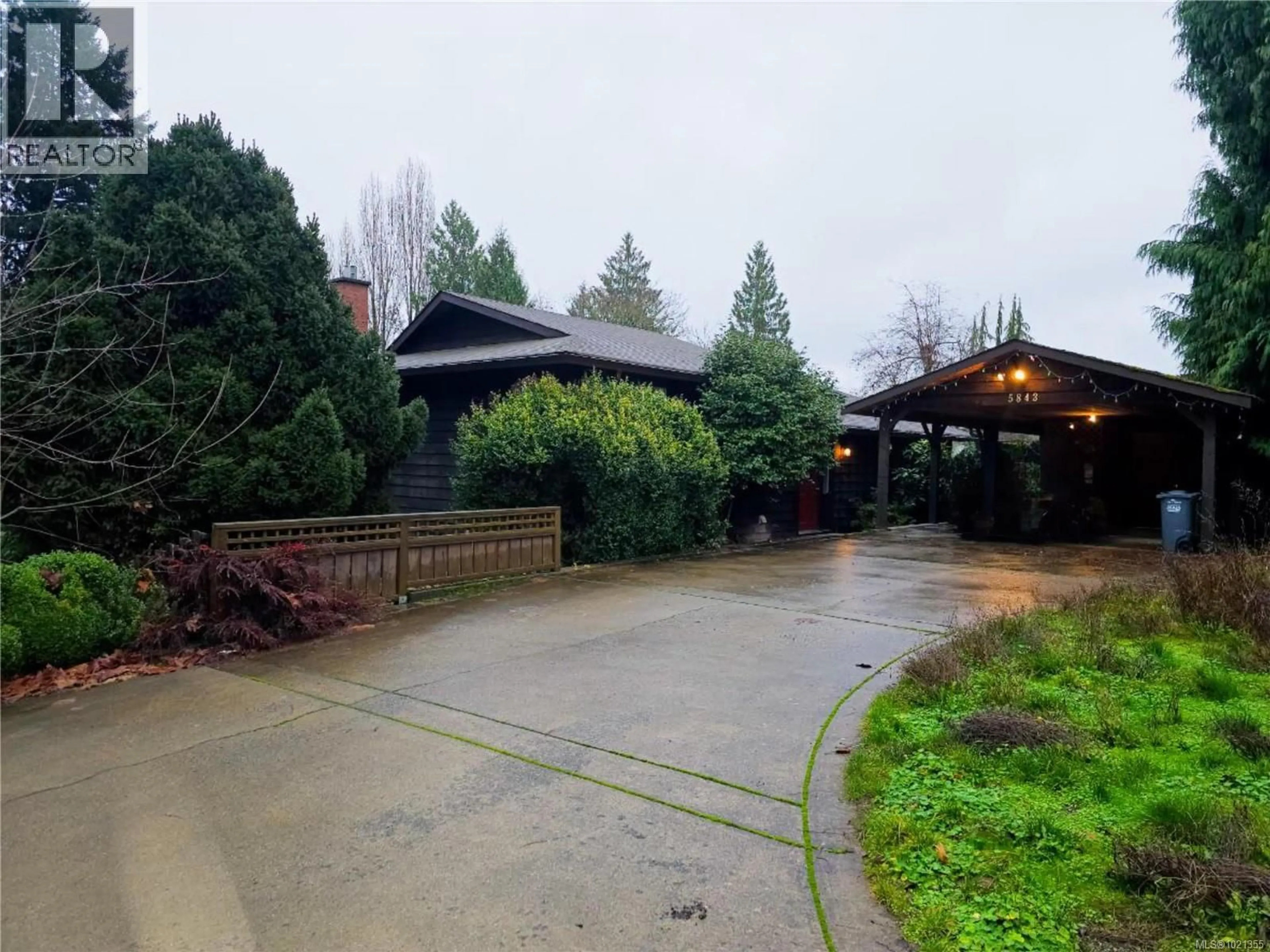 A pic from outside/outdoor area/front of a property/back of a property/a pic from drone, street for 5843 KINCH AVENUE, Duncan British Columbia V9L1K2