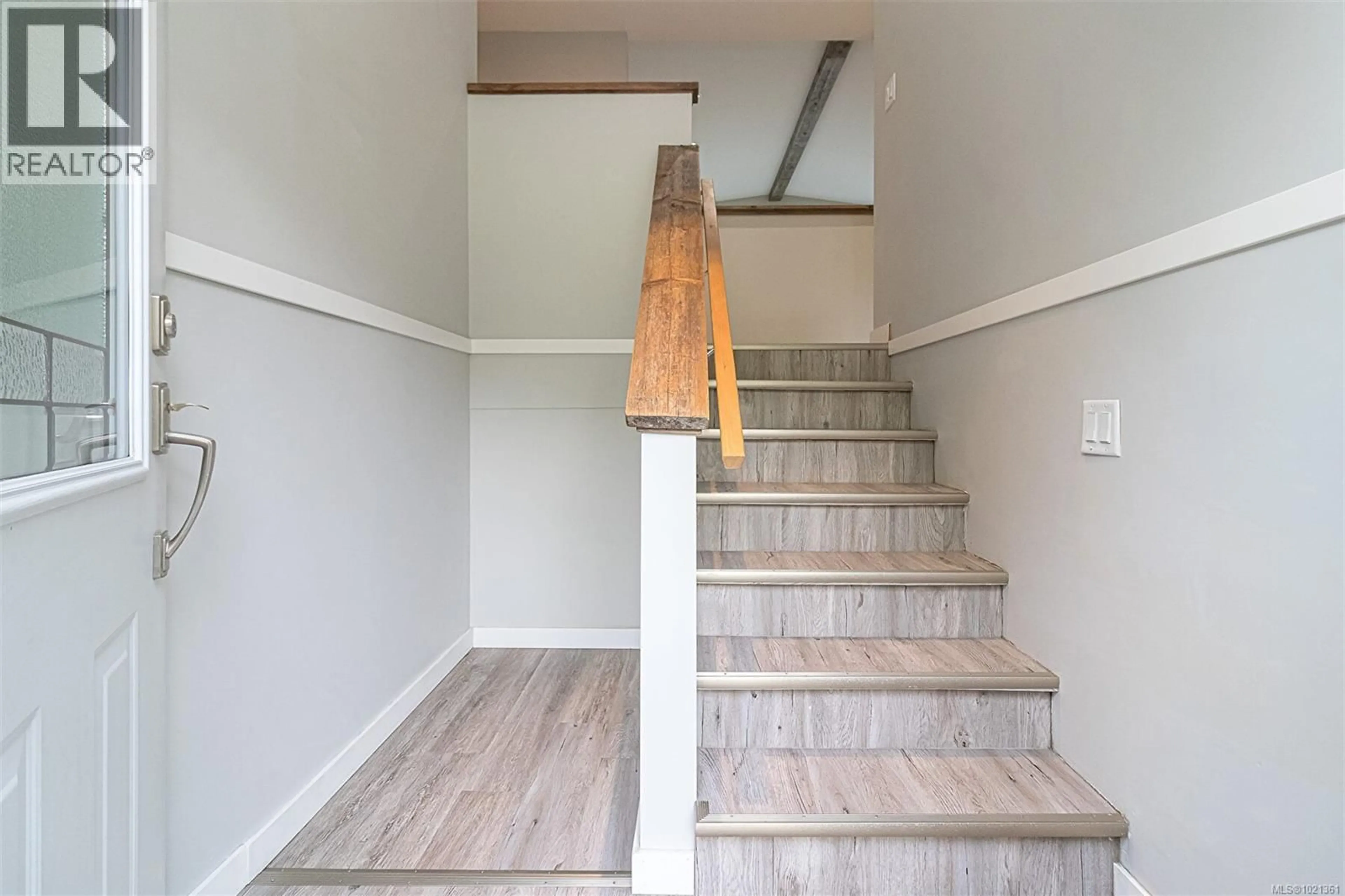 Stairs for 1991 DEAN PARK ROAD, North Saanich British Columbia V8L1C2