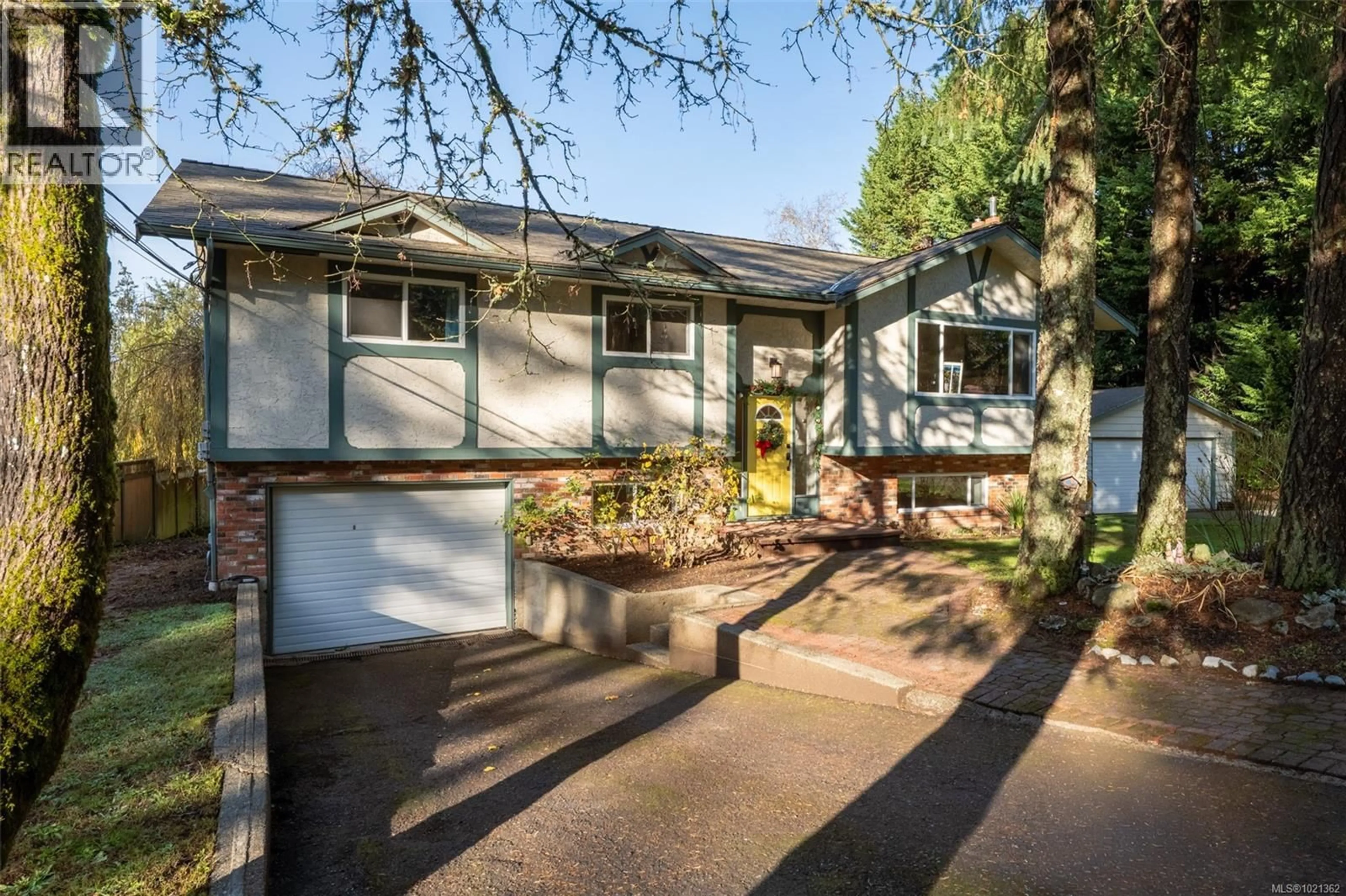 Home with vinyl exterior material, street for 9440 GLENELG AVENUE, North Saanich British Columbia V8L5G9