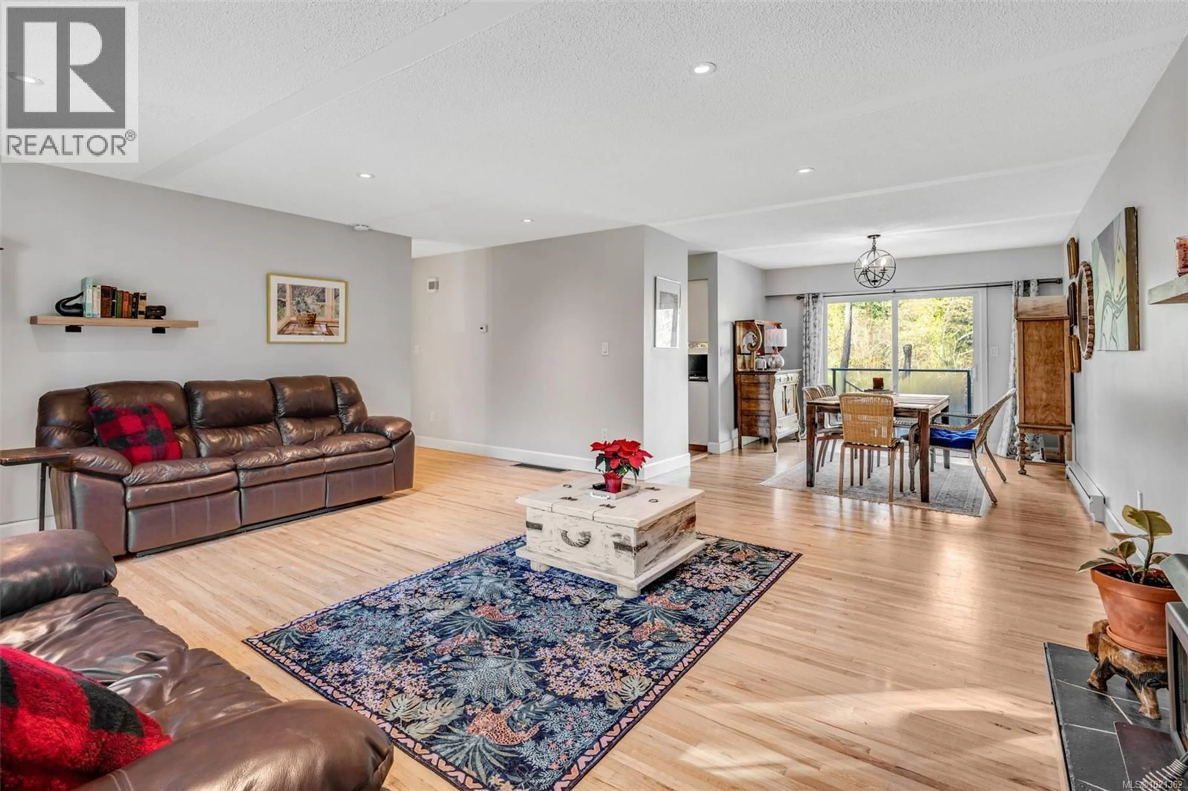 Living room with furniture, unknown for 9440 GLENELG AVENUE, North Saanich British Columbia V8L5G9