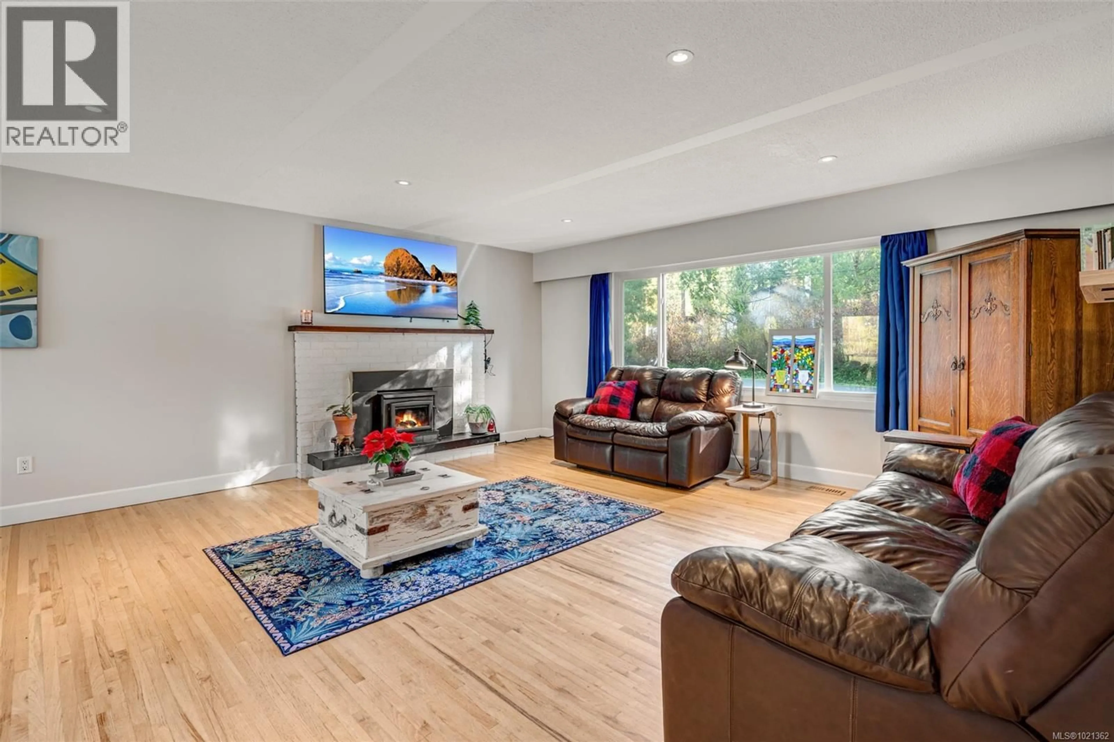 Living room with furniture, wood/laminate floor for 9440 GLENELG AVENUE, North Saanich British Columbia V8L5G9