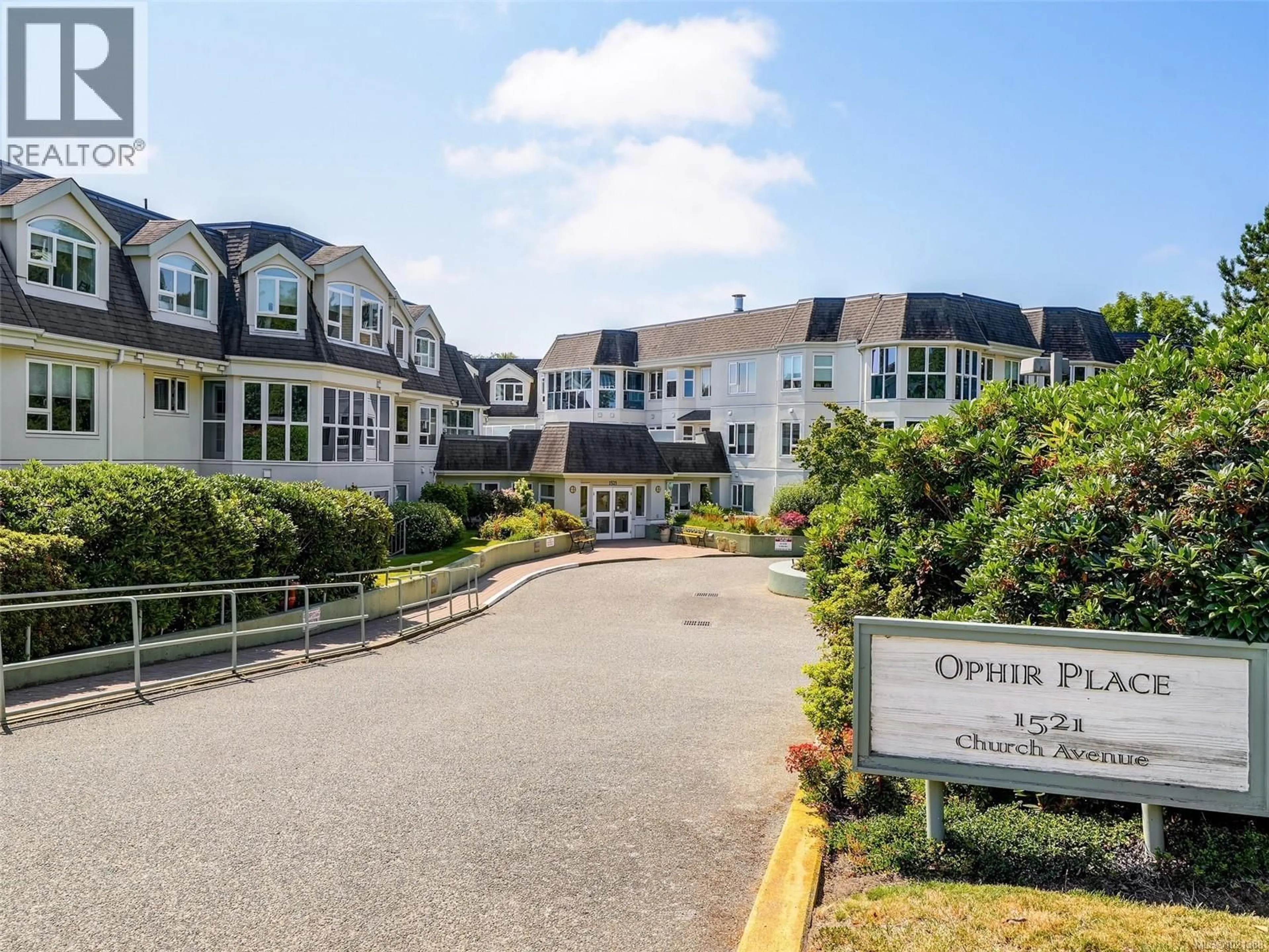 Indoor foyer for 301 - 1521 CHURCH AVENUE, Saanich British Columbia V8P5T2