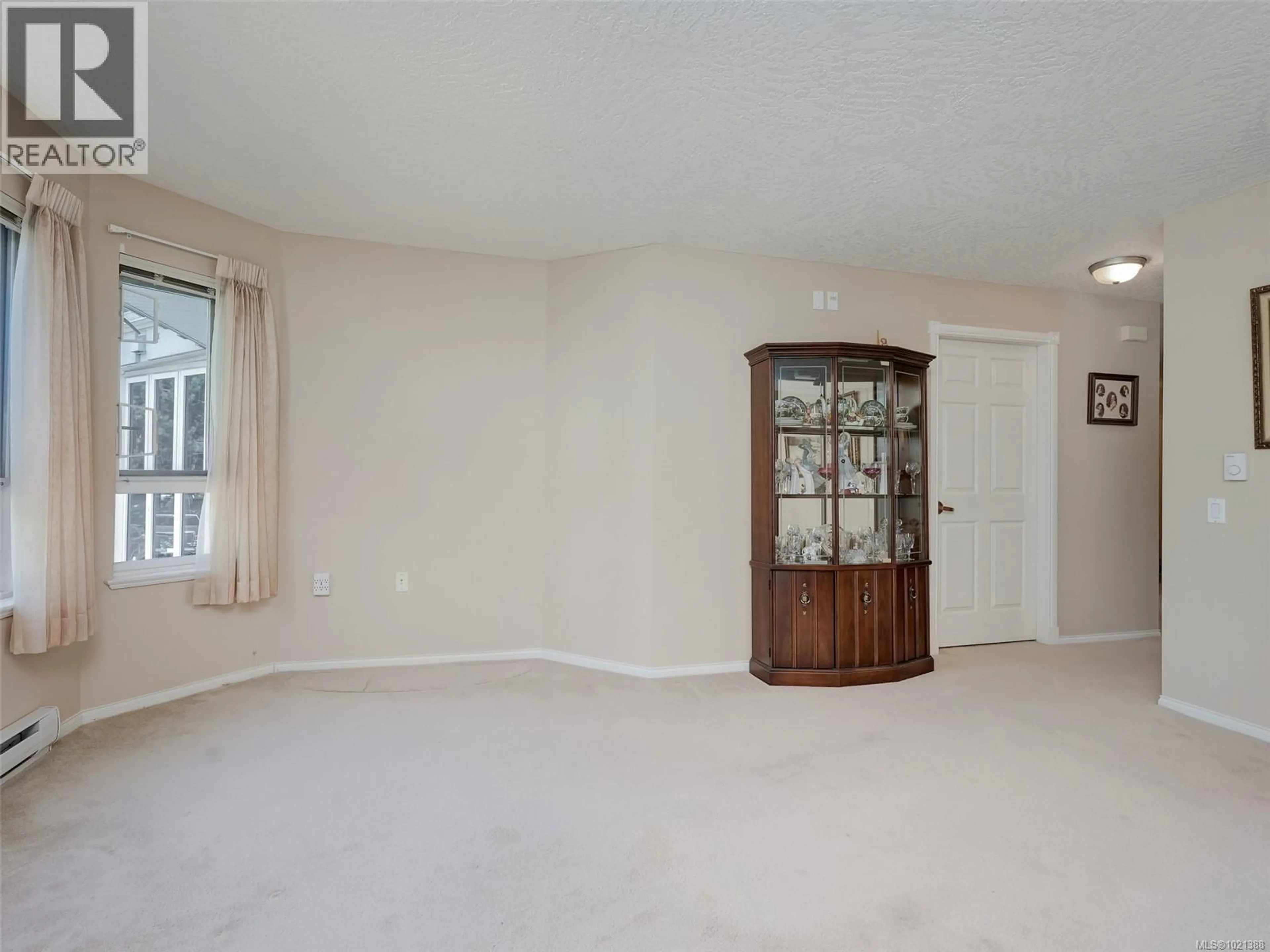 A pic of a room for 301 - 1521 CHURCH AVENUE, Saanich British Columbia V8P5T2