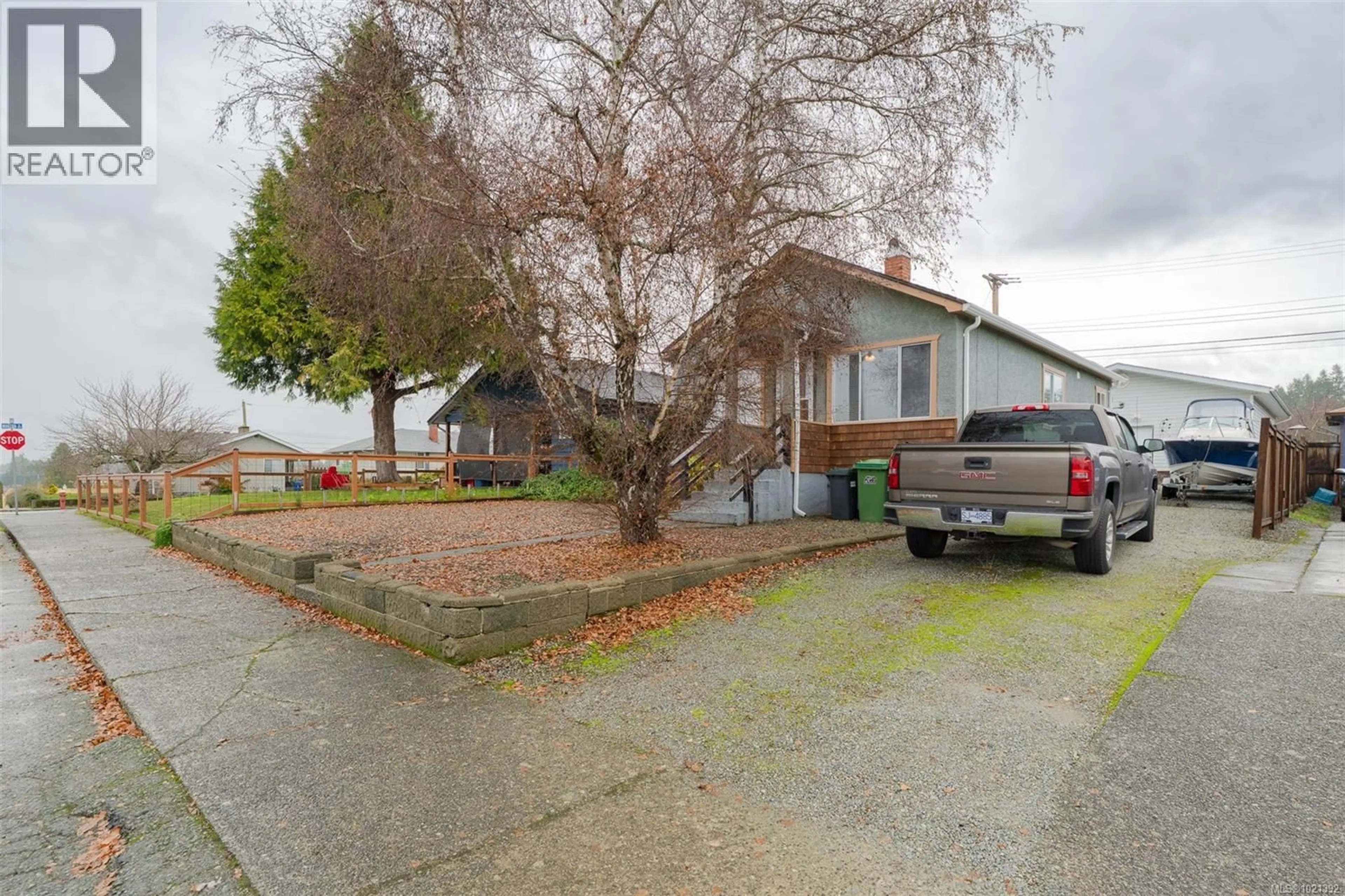 A pic from outside/outdoor area/front of a property/back of a property/a pic from drone, street for 3885 14TH AVENUE, Port Alberni British Columbia V9Y5C1