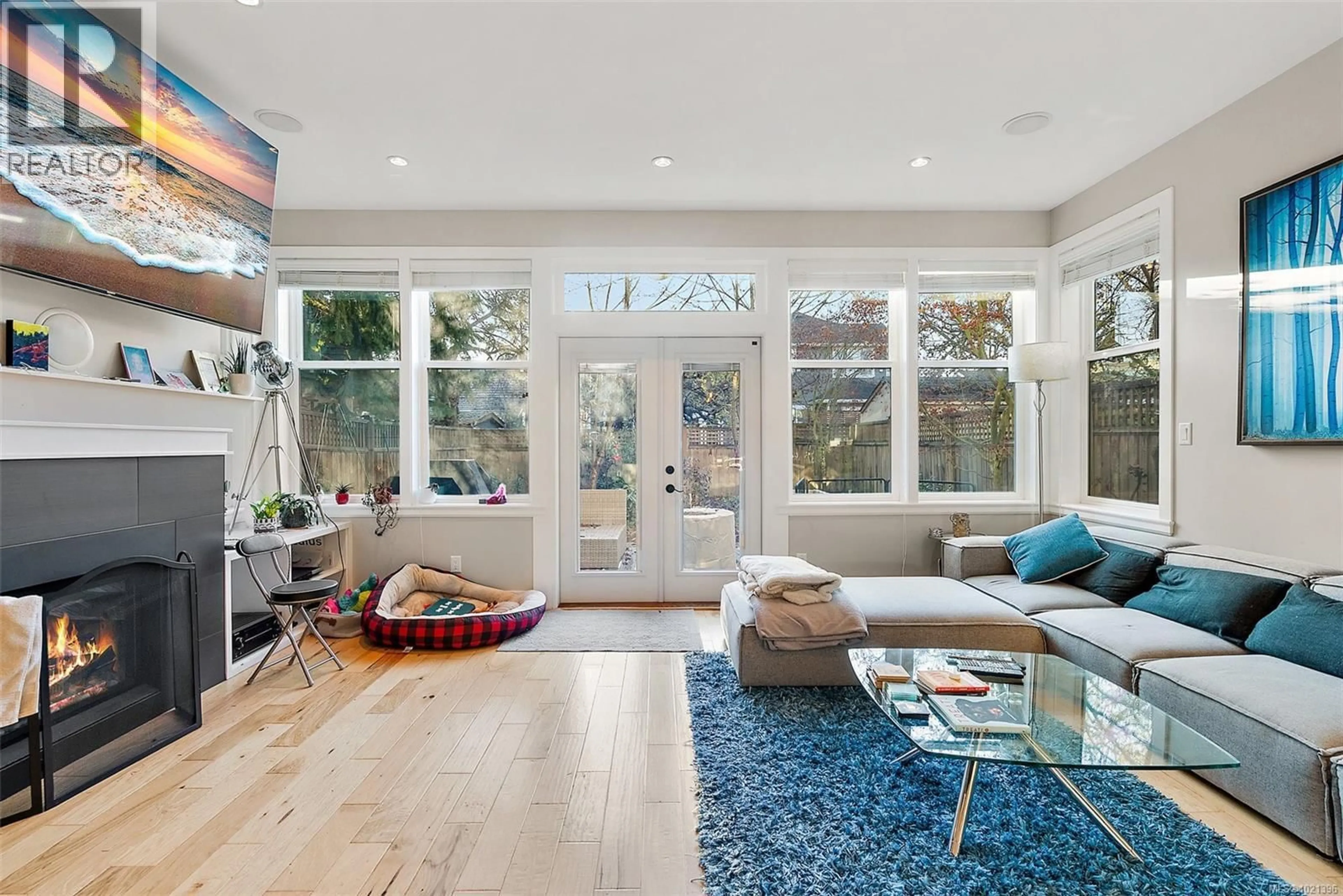 Living room with furniture, unknown for 1489B MYRTLE AVENUE, Victoria British Columbia V8R2Z5