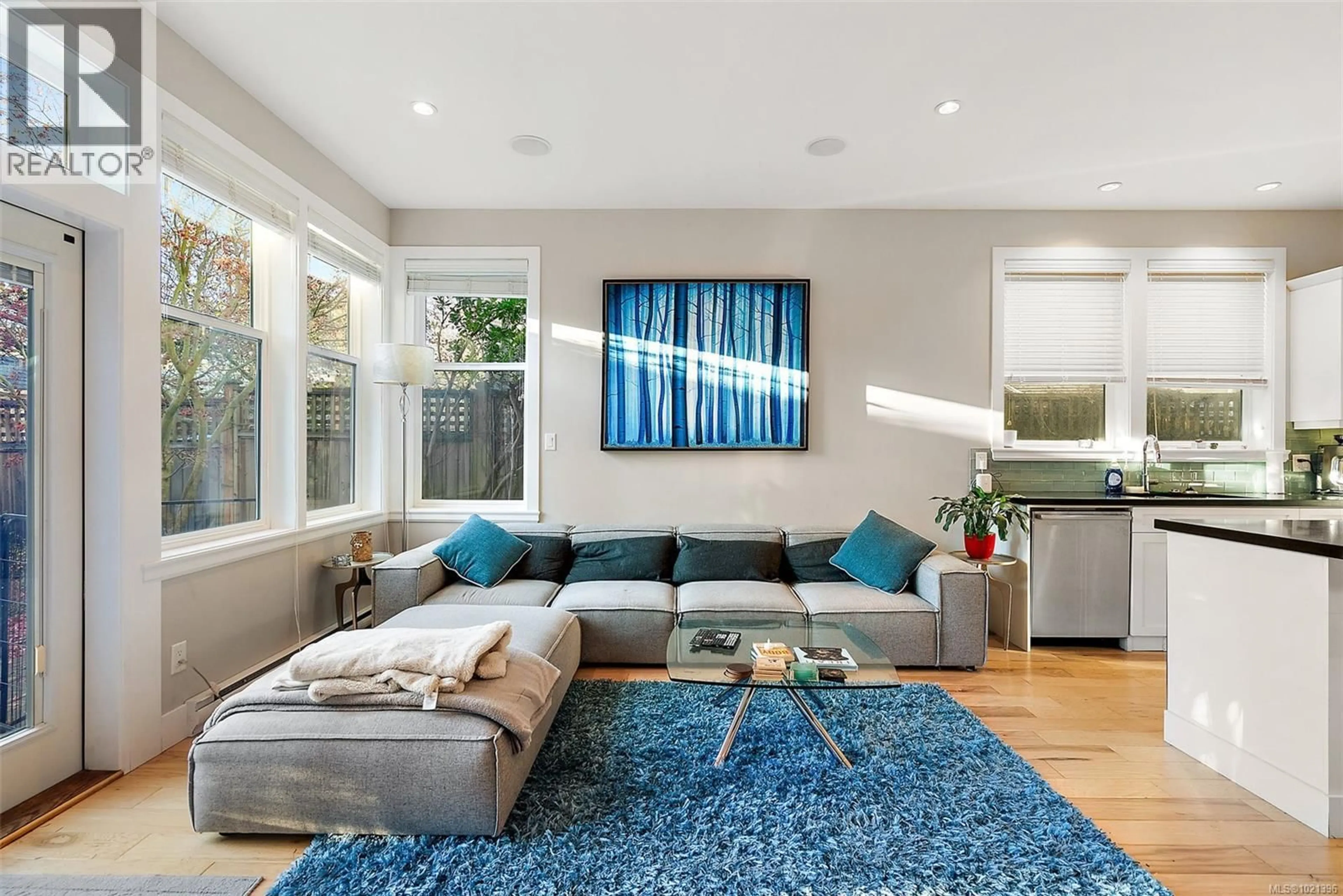 Living room with furniture, unknown for 1489B MYRTLE AVENUE, Victoria British Columbia V8R2Z5