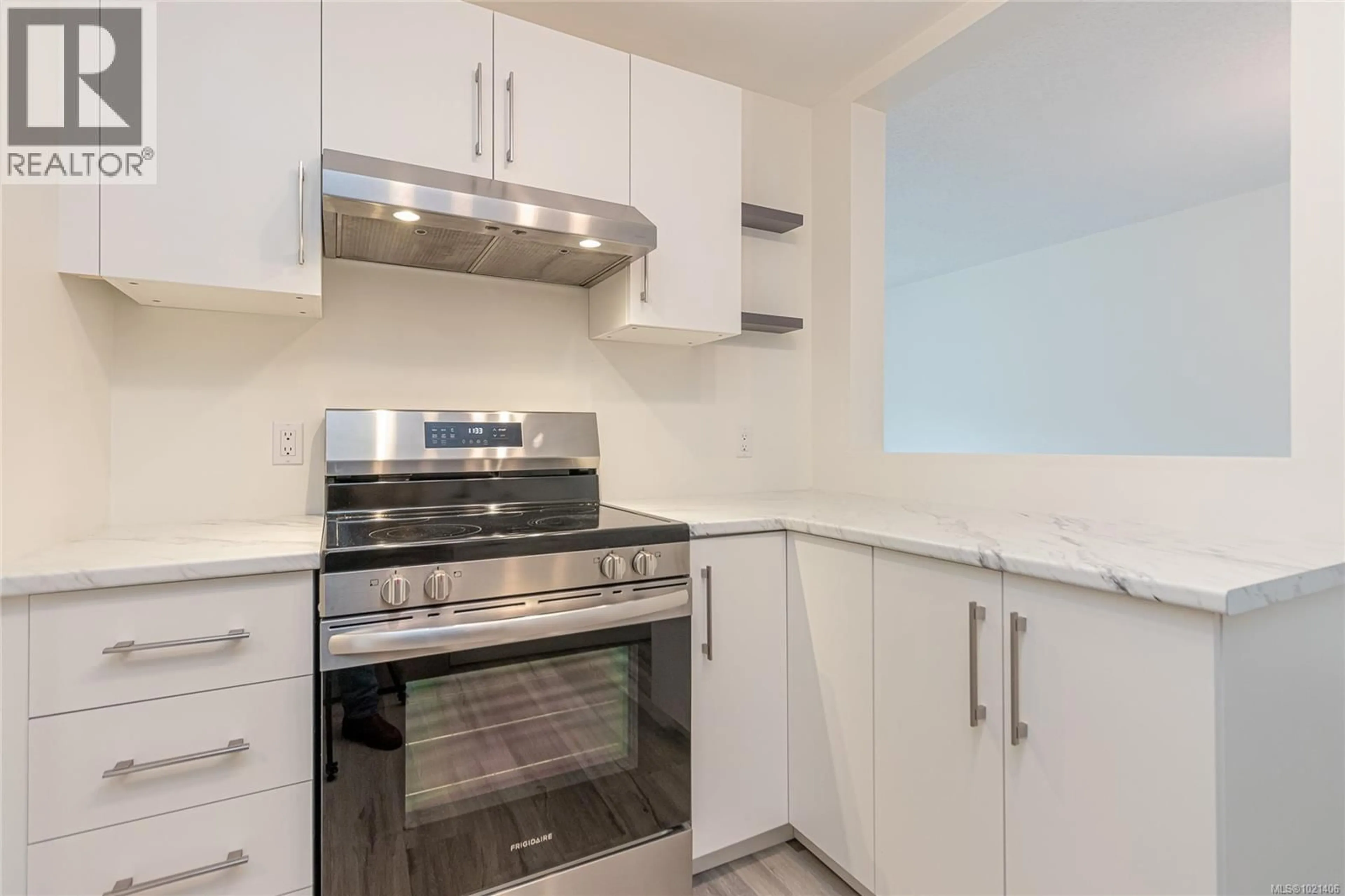 Standard kitchen, ceramic/tile floor for 310 - 4724 UPLANDS DRIVE, Nanaimo British Columbia V9T4S8