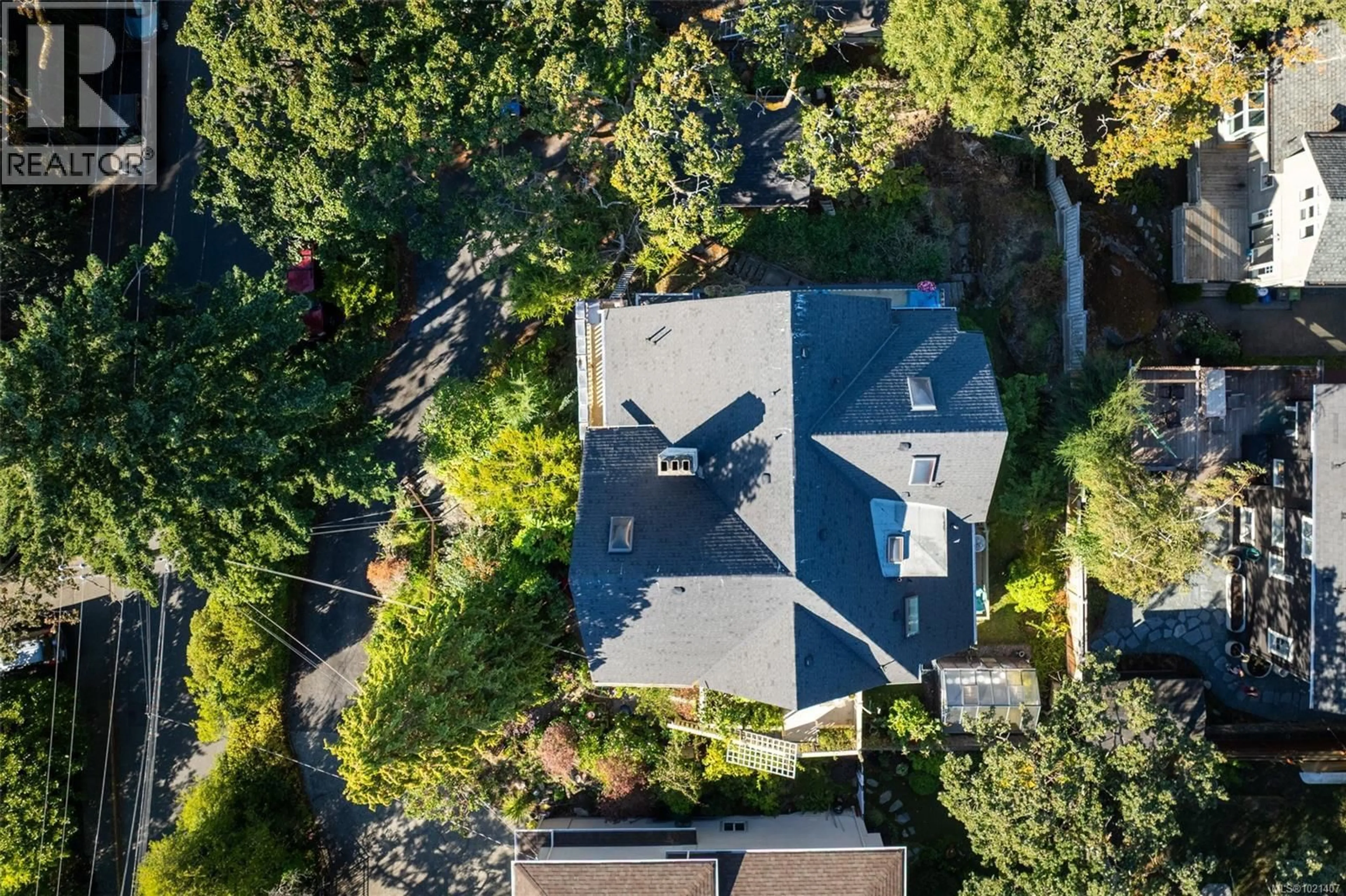 A pic from outside/outdoor area/front of a property/back of a property/a pic from drone, street for 1043/1045 BELMONT AVENUE, Victoria British Columbia V8S3T4