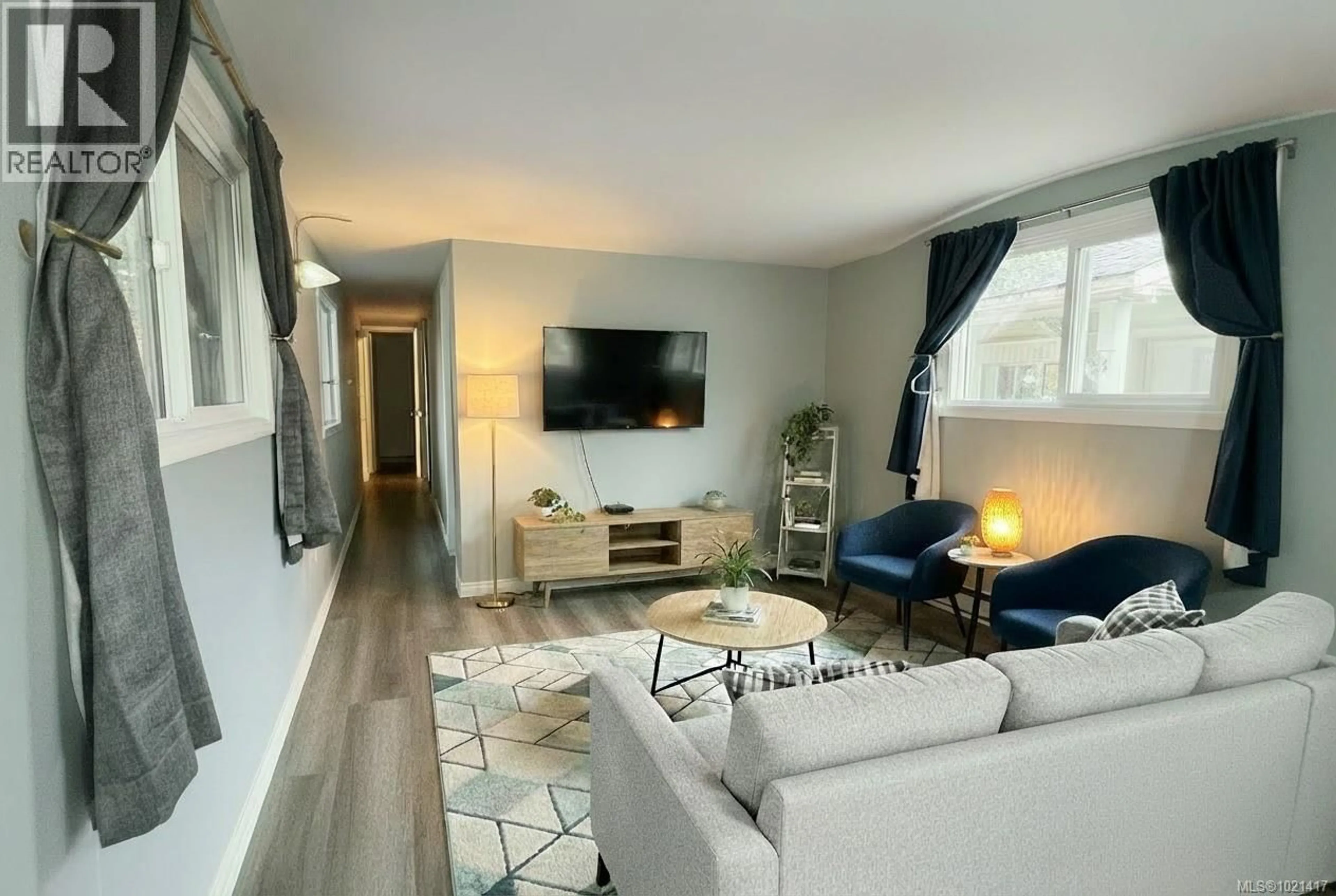 Living room with furniture, wood/laminate floor for 6 - 2055 KOKSILAH ROAD, Duncan British Columbia V9L6E2