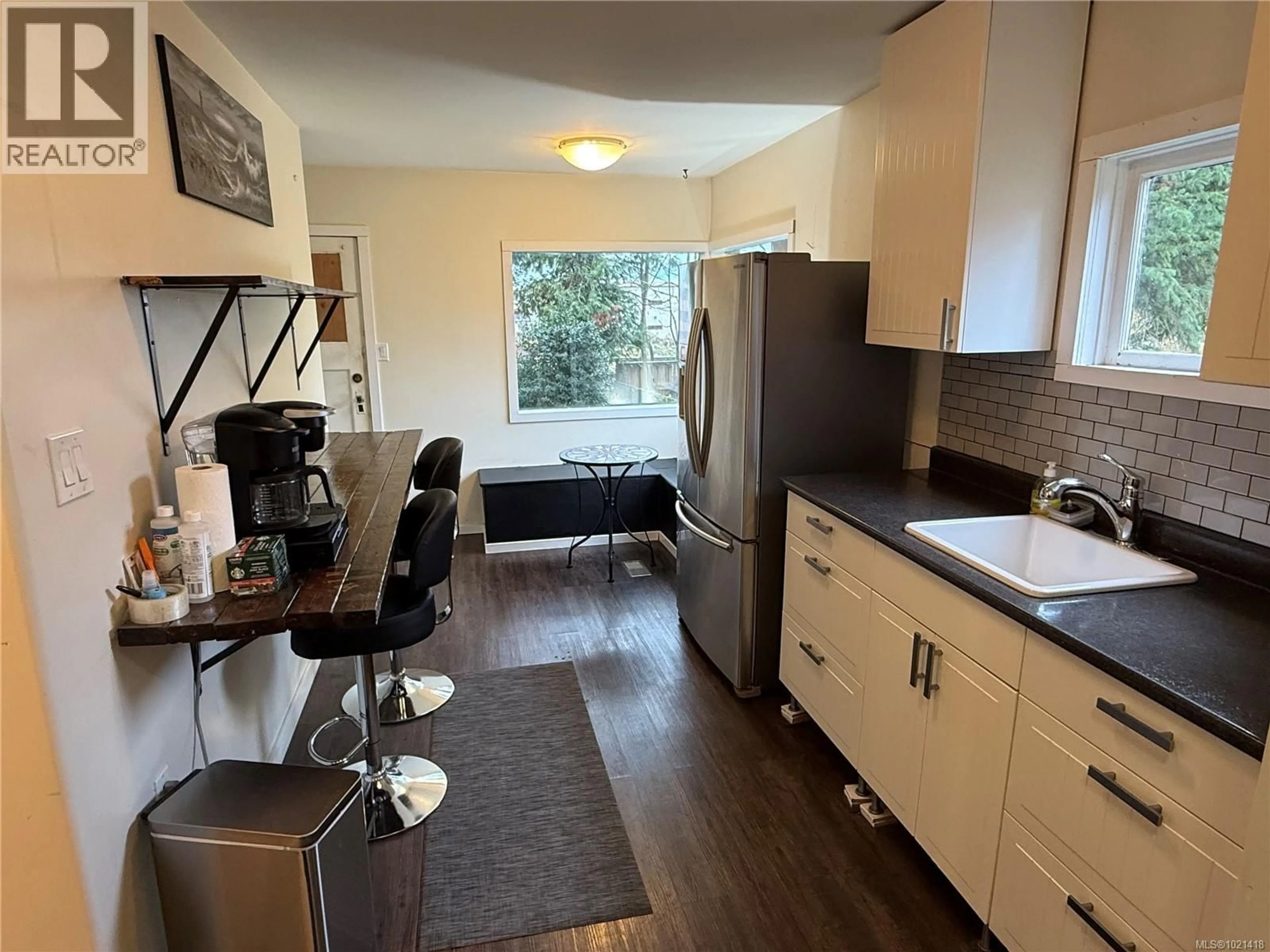 Open concept kitchen, wood/laminate floor for 308 HOLLY AVENUE, Nanaimo British Columbia V9S3M2