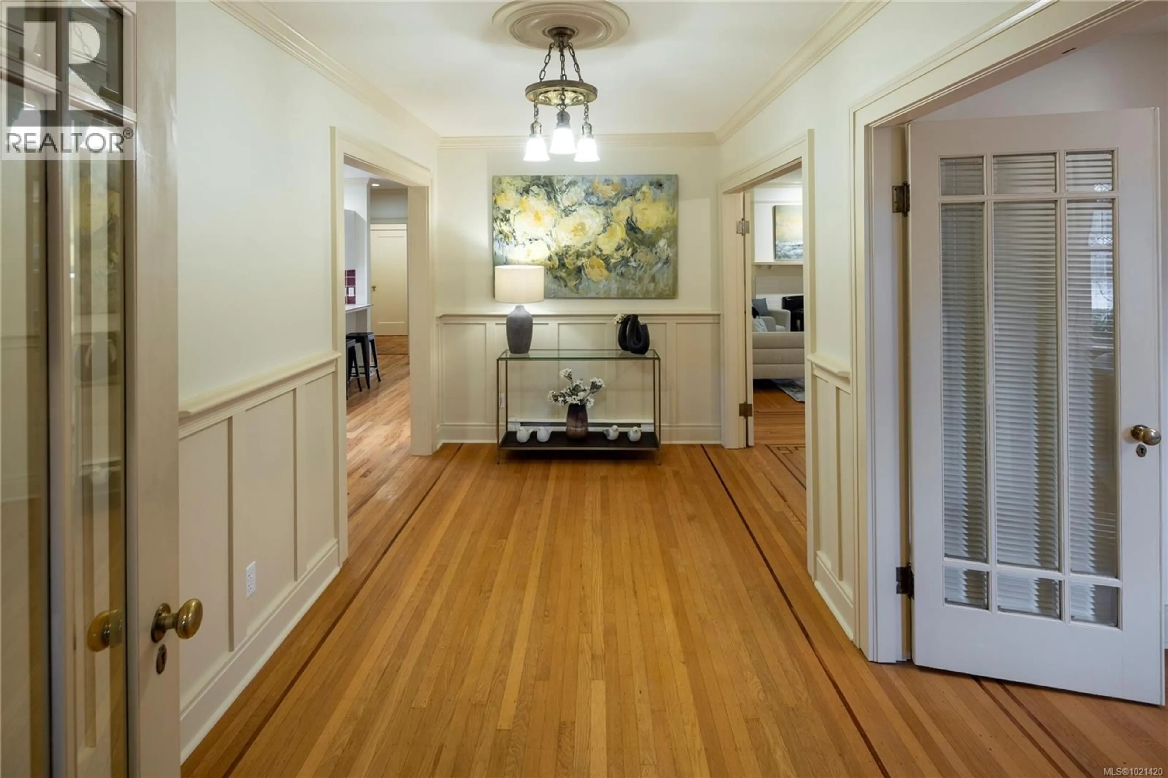 Indoor foyer for 1 - 753 PEMBERTON ROAD, Victoria British Columbia V8S3R3