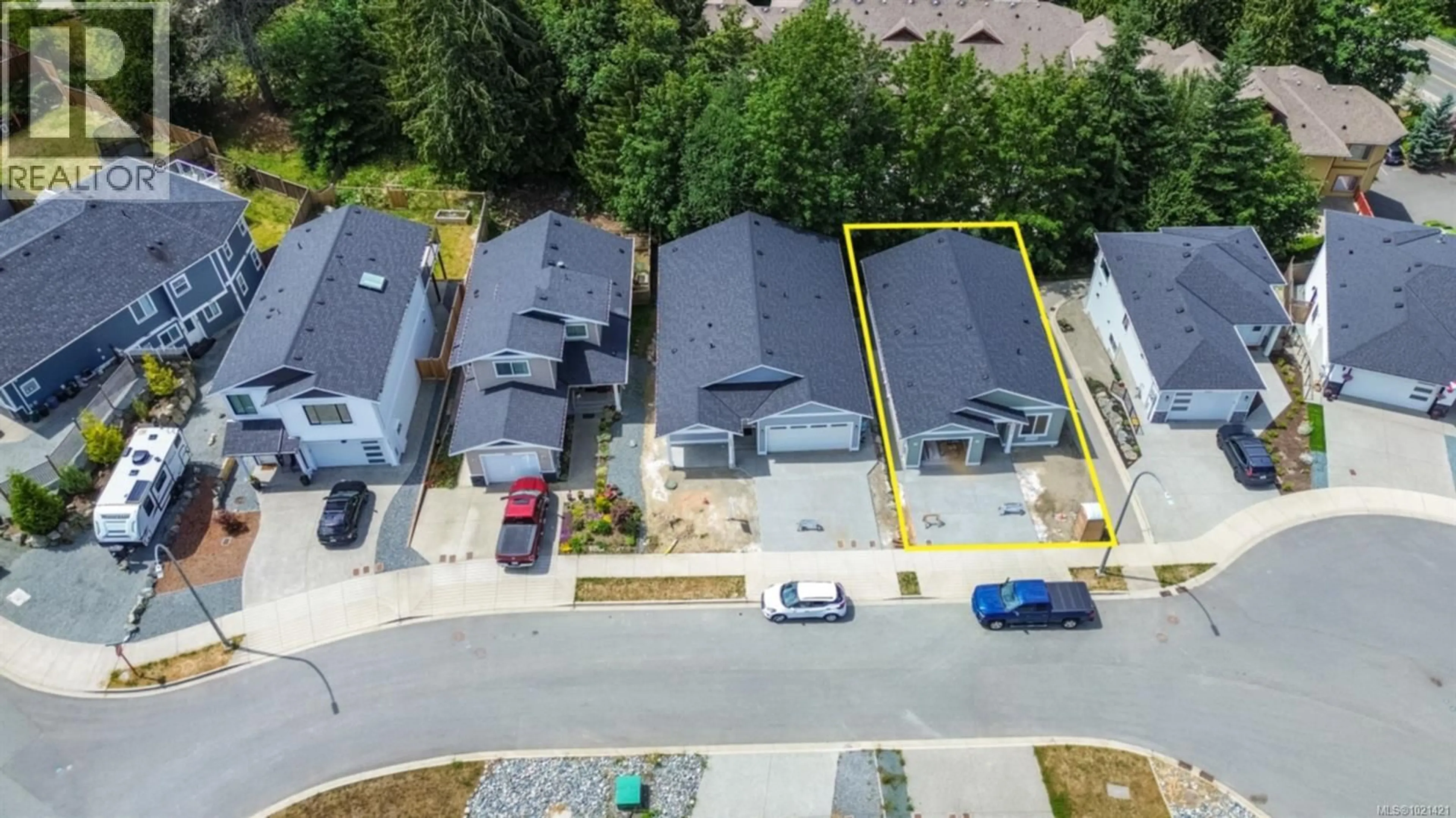 A pic from outside/outdoor area/front of a property/back of a property/a pic from drone, street for 1013 ROZZANO PLACE, Ladysmith British Columbia V9G1P8