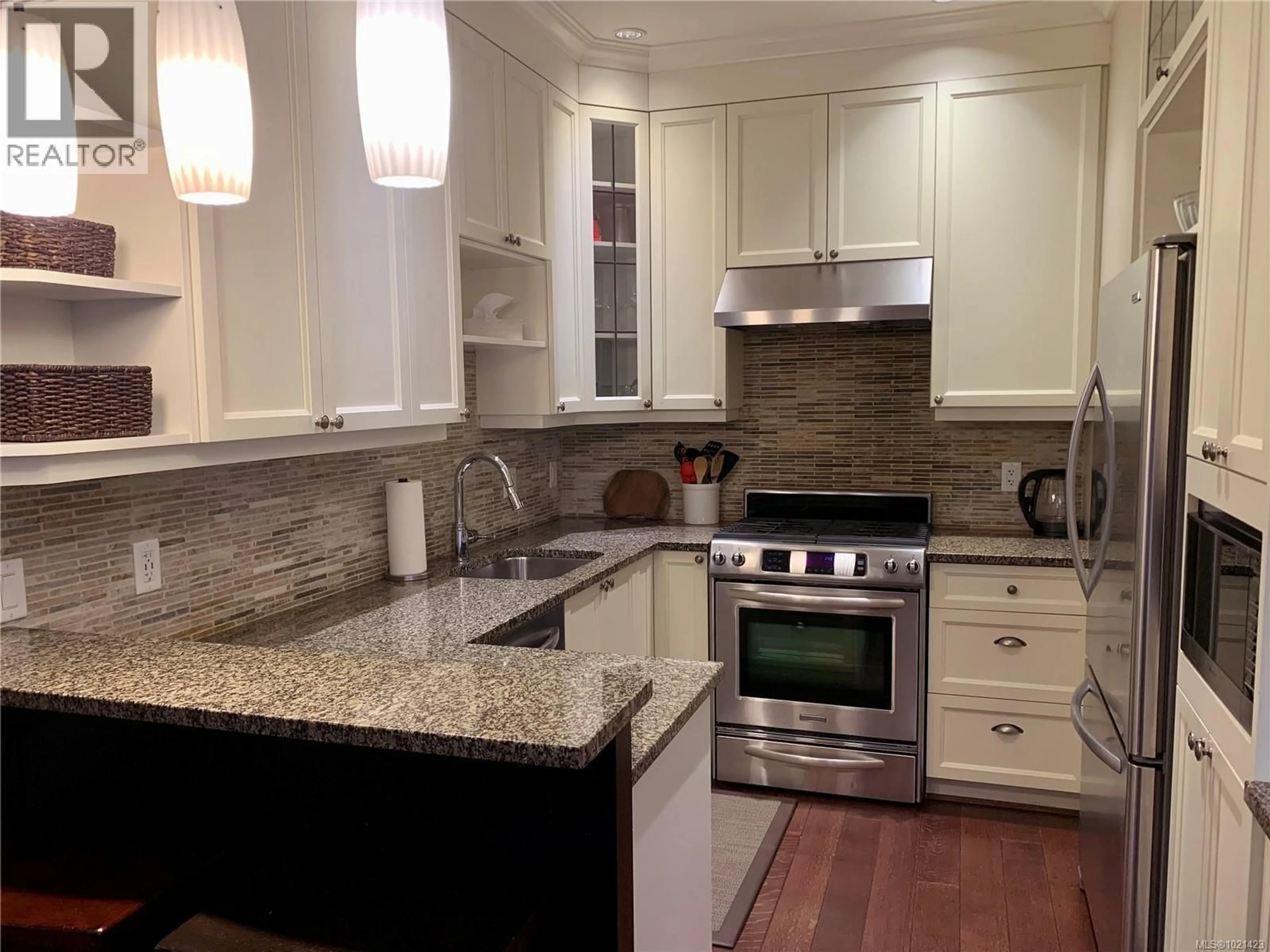 Open concept kitchen, ceramic/tile floor for 8 - 675 SUPERIOR STREET, Victoria British Columbia V8V1V1