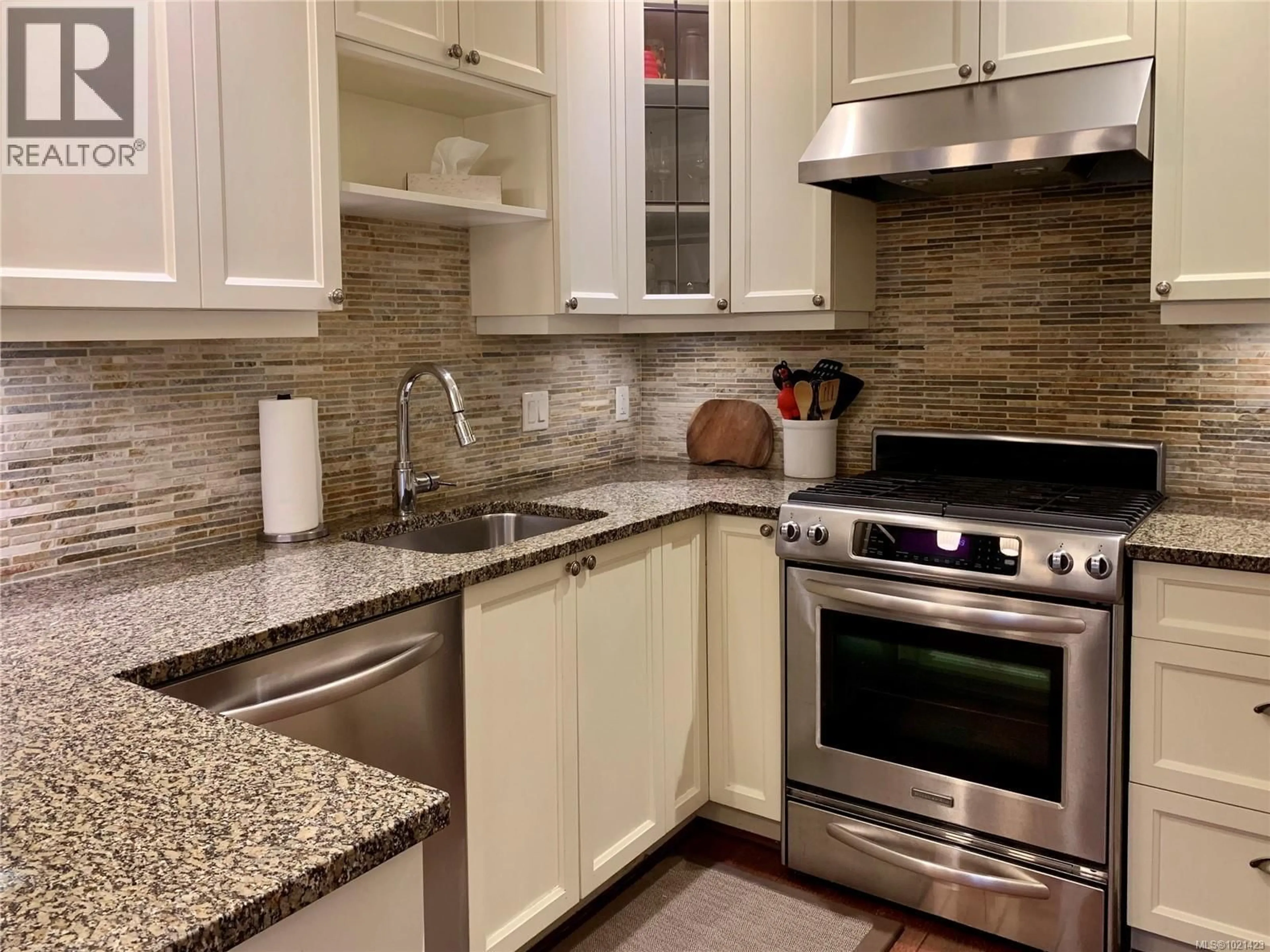 Contemporary kitchen, ceramic/tile floor for 8 - 675 SUPERIOR STREET, Victoria British Columbia V8V1V1