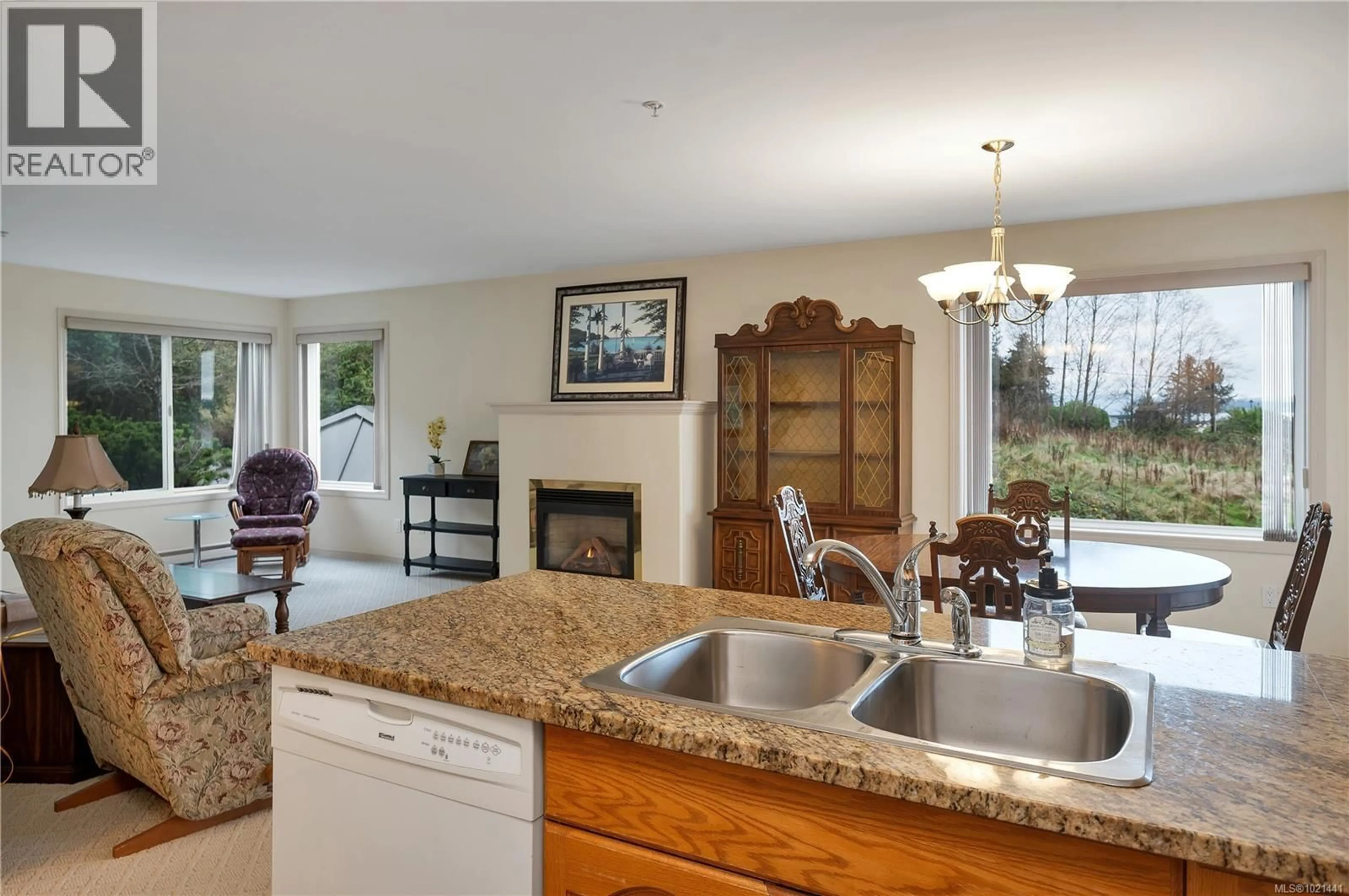 Open concept kitchen, unknown for 108 - 1350 ISLAND HIGHWAY SOUTH, Campbell River British Columbia V9W1B5