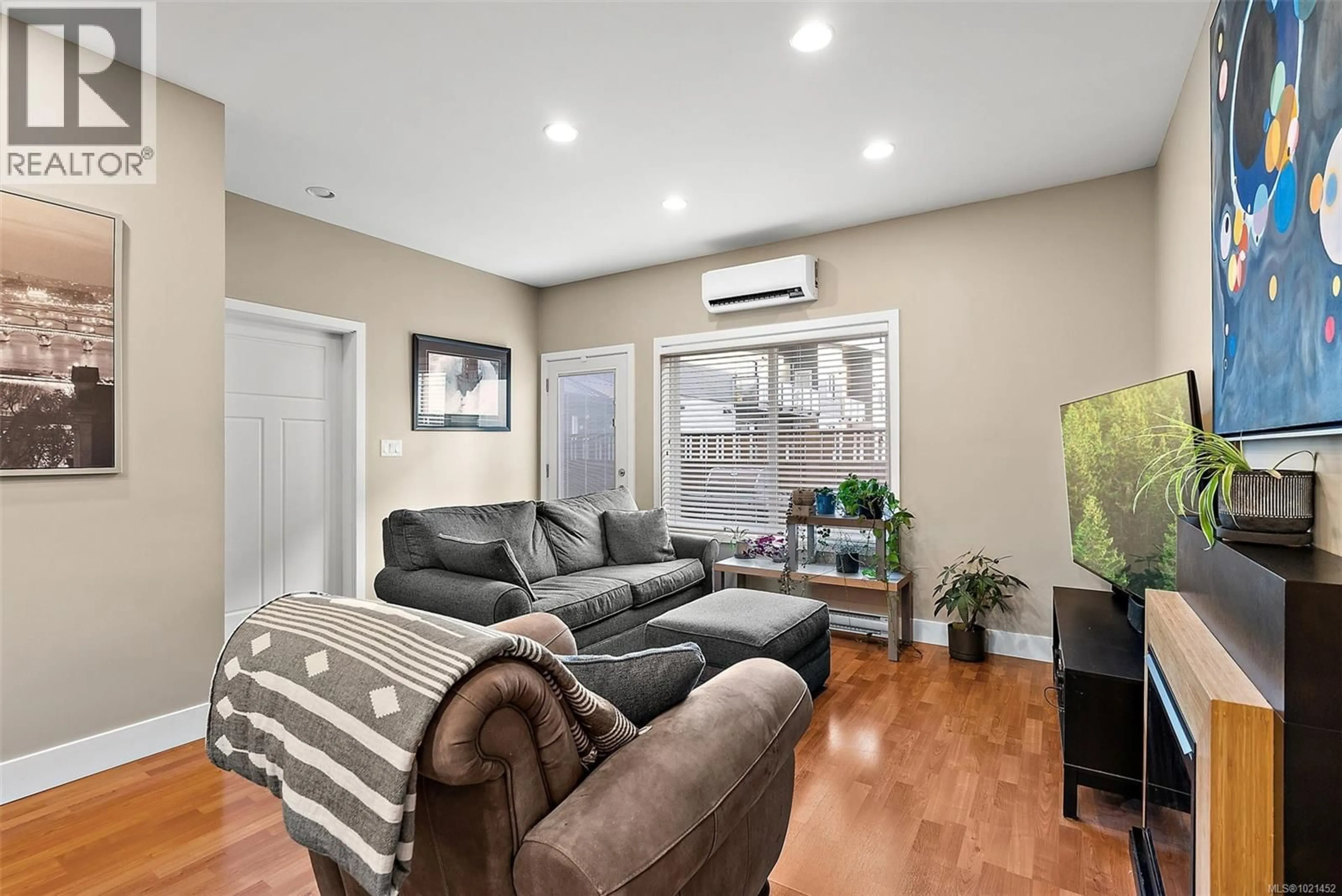 Living room with furniture, unknown for 6 - 1893 PROSSER ROAD, Central Saanich British Columbia V8M1N4