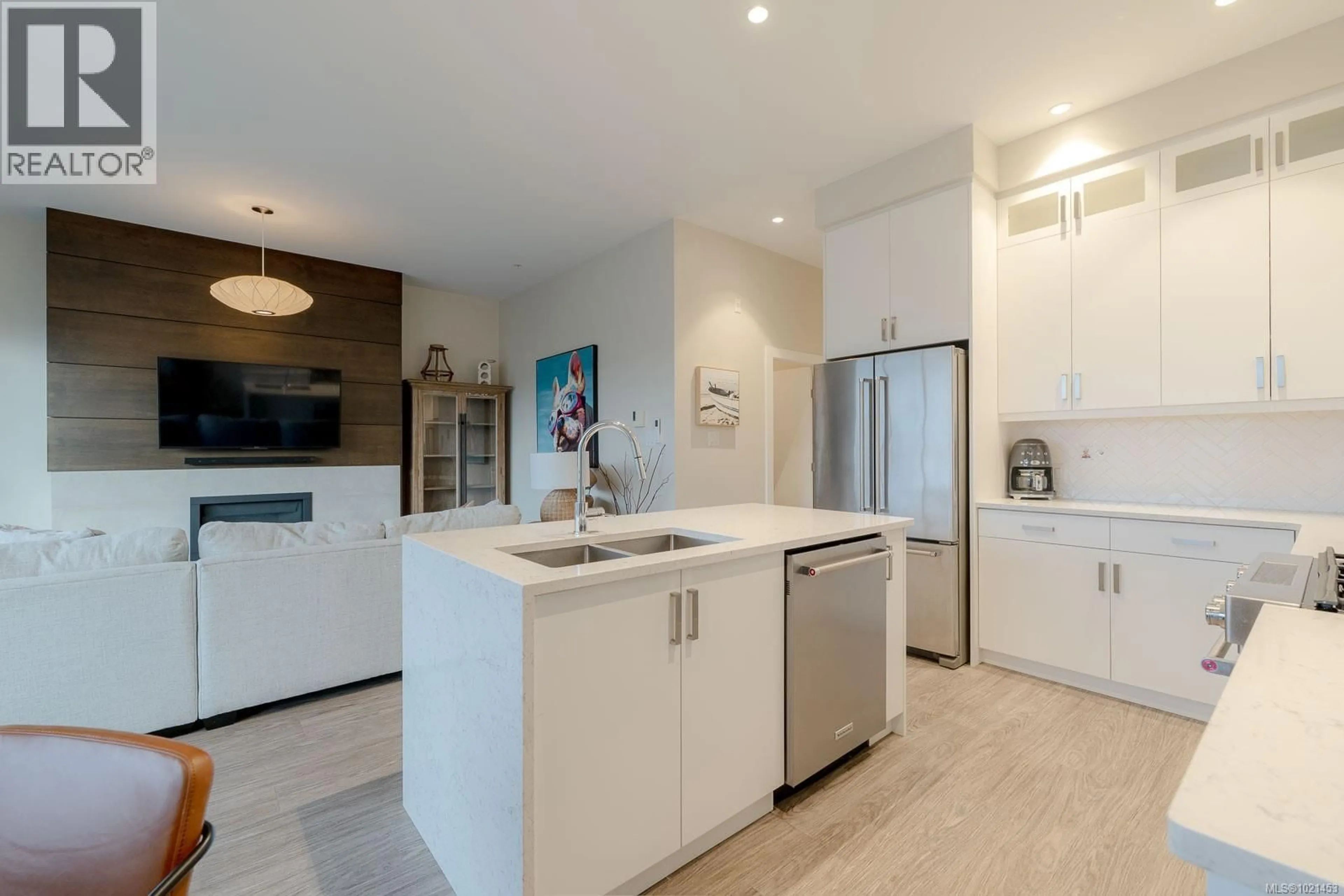 Open concept kitchen, ceramic/tile floor for 508 - 91 CHAPEL STREET, Nanaimo British Columbia V9R0J3