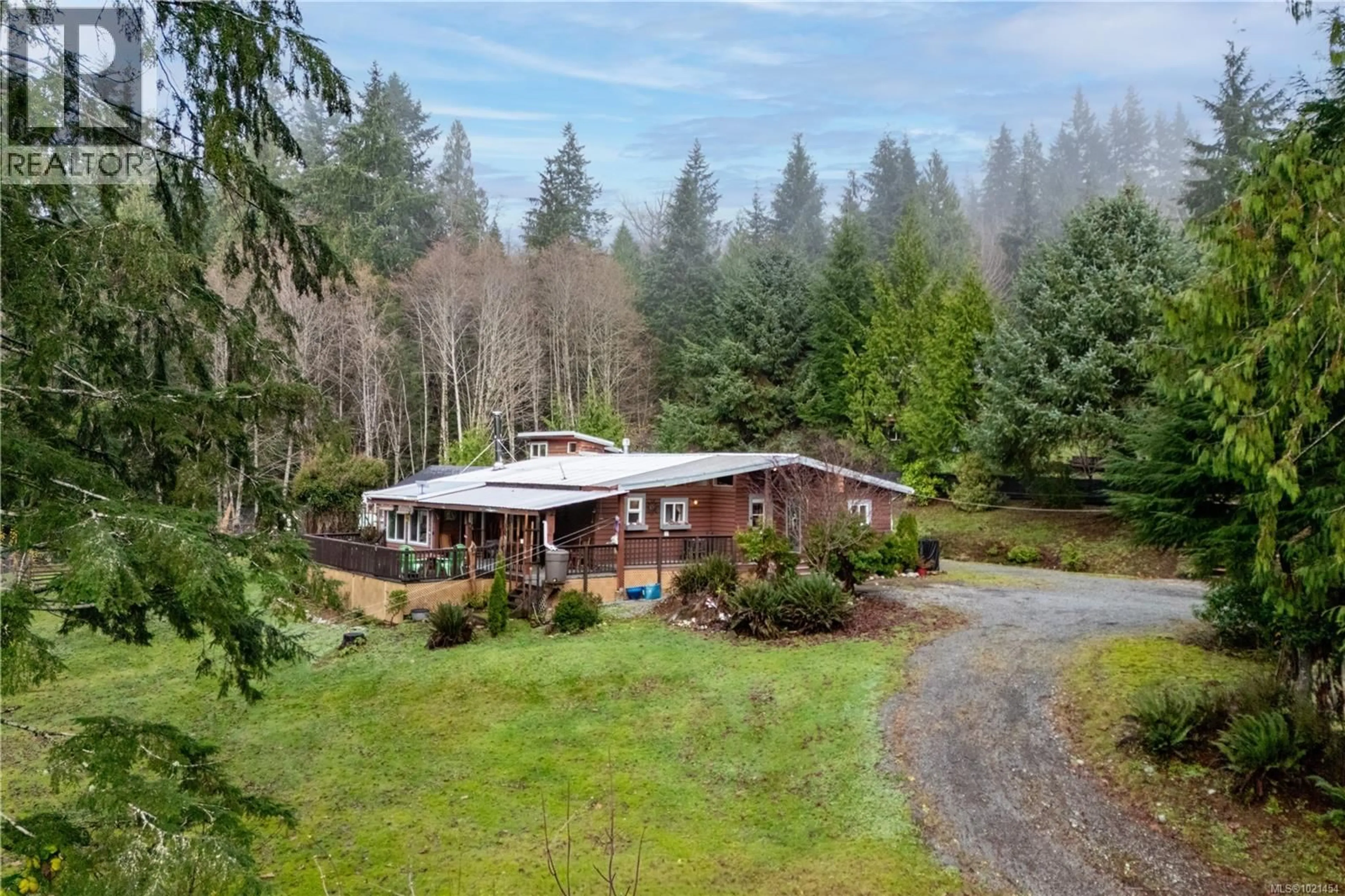 A pic from outside/outdoor area/front of a property/back of a property/a pic from drone, unknown for 1877 MOUNTVIEW DRIVE, Sayward British Columbia V0P1R0