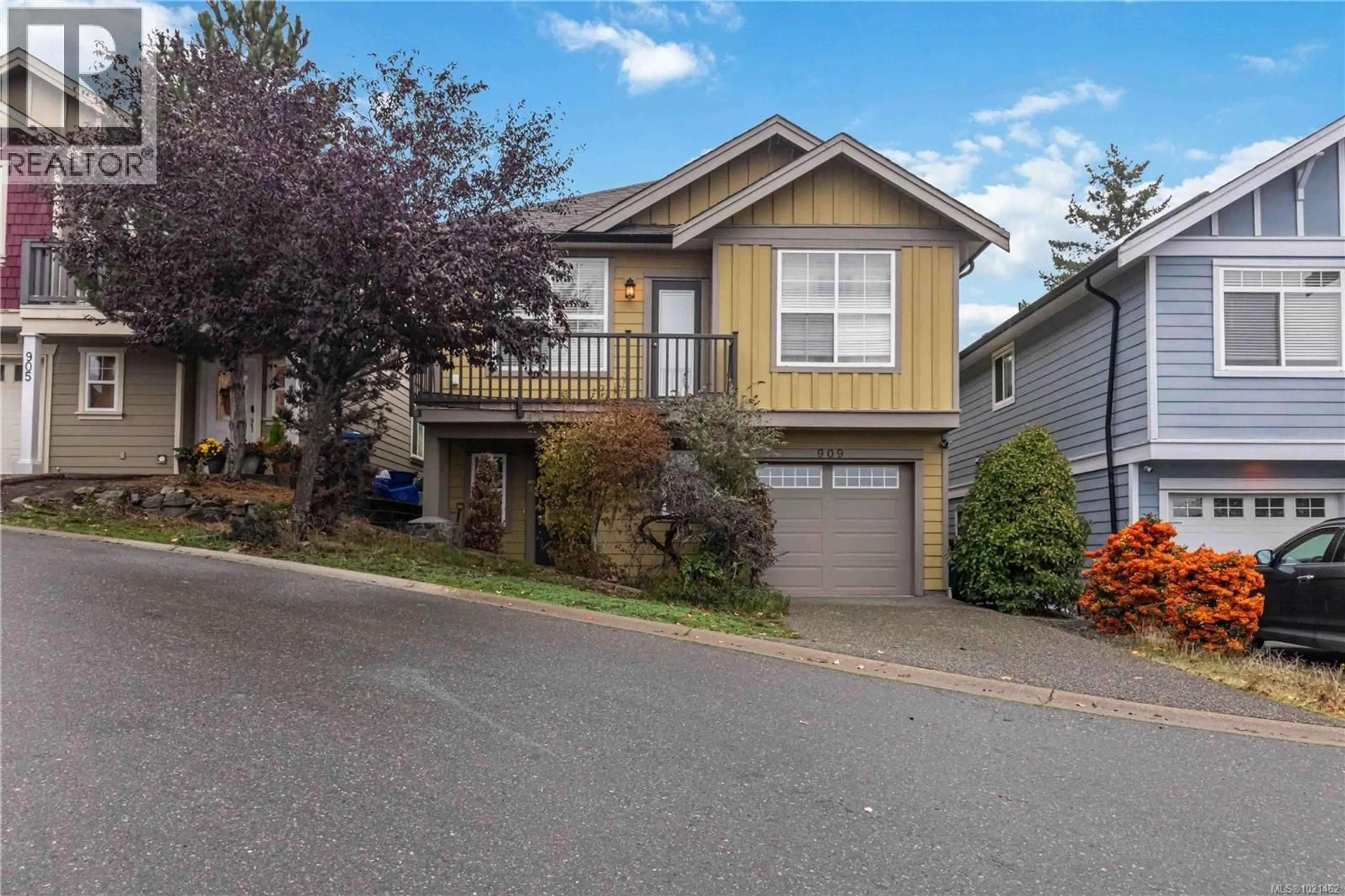 Home with vinyl exterior material, street for 909 CAVALCADE TERRACE, Langford British Columbia V8B6W6