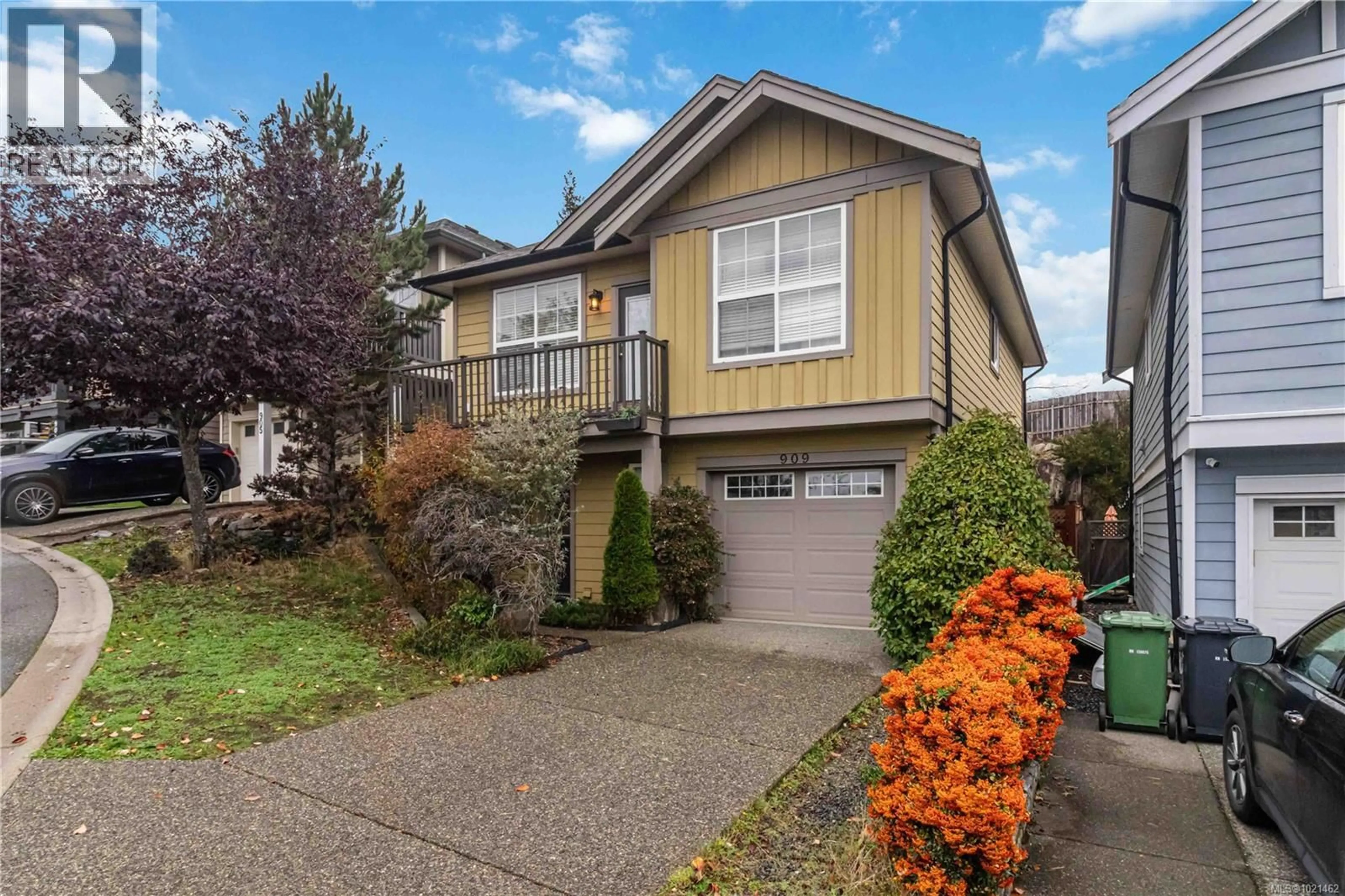Home with vinyl exterior material, street for 909 CAVALCADE TERRACE, Langford British Columbia V8B6W6