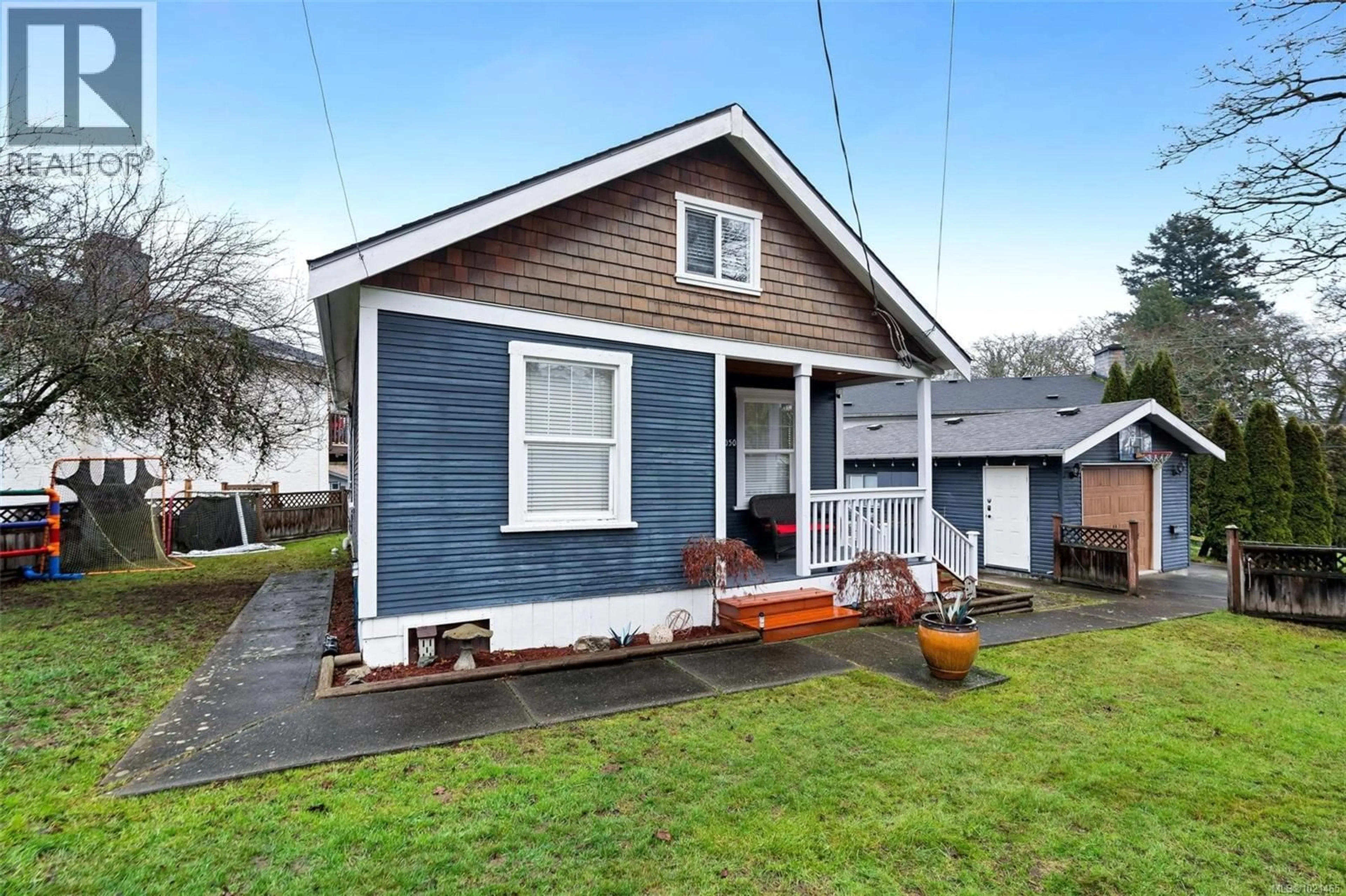 Home with vinyl exterior material, street for 1050 CHESTERFIELD ROAD, Saanich British Columbia V8Z2T8