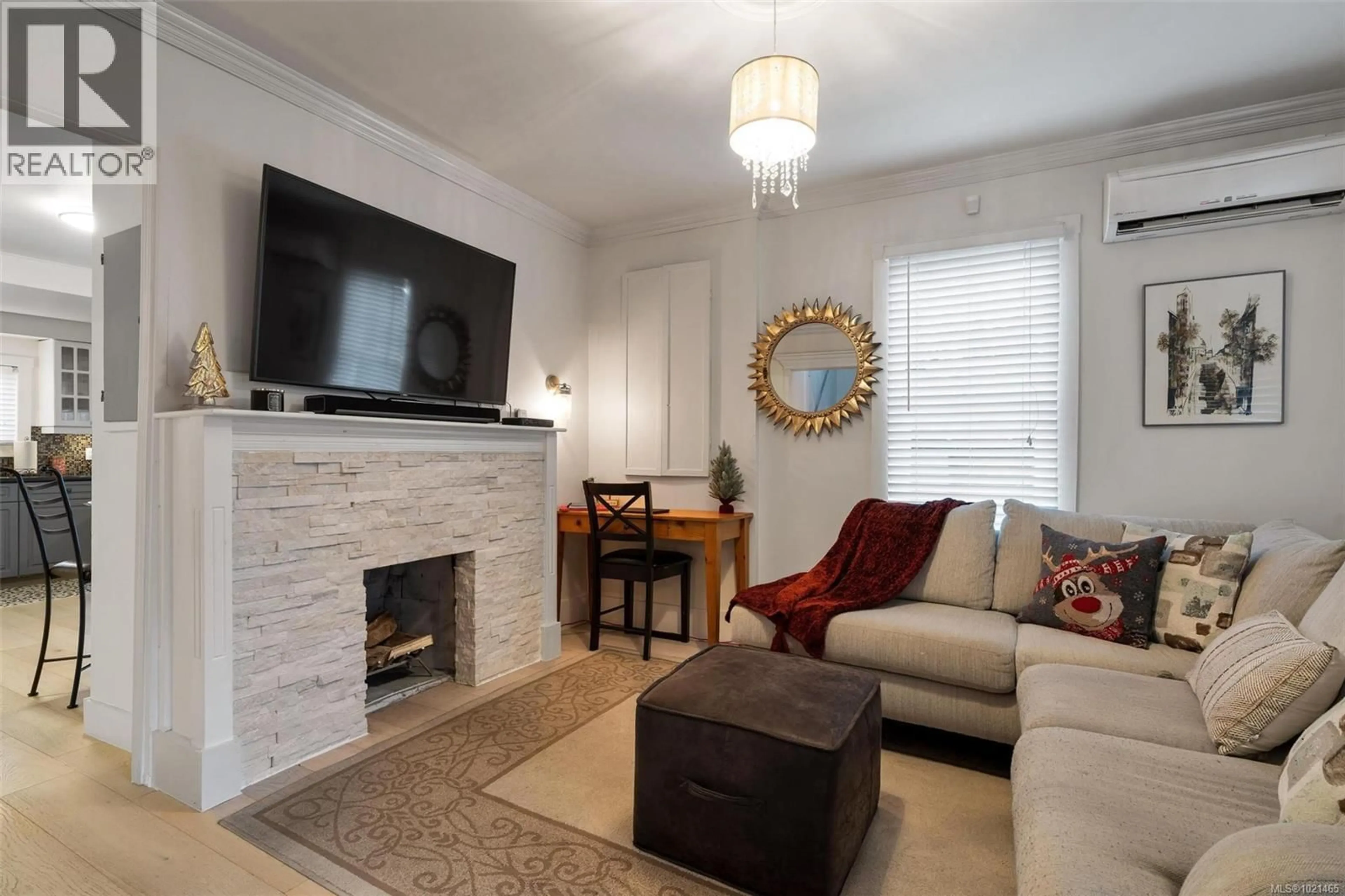 Living room with furniture, unknown for 1050 CHESTERFIELD ROAD, Saanich British Columbia V8Z2T8