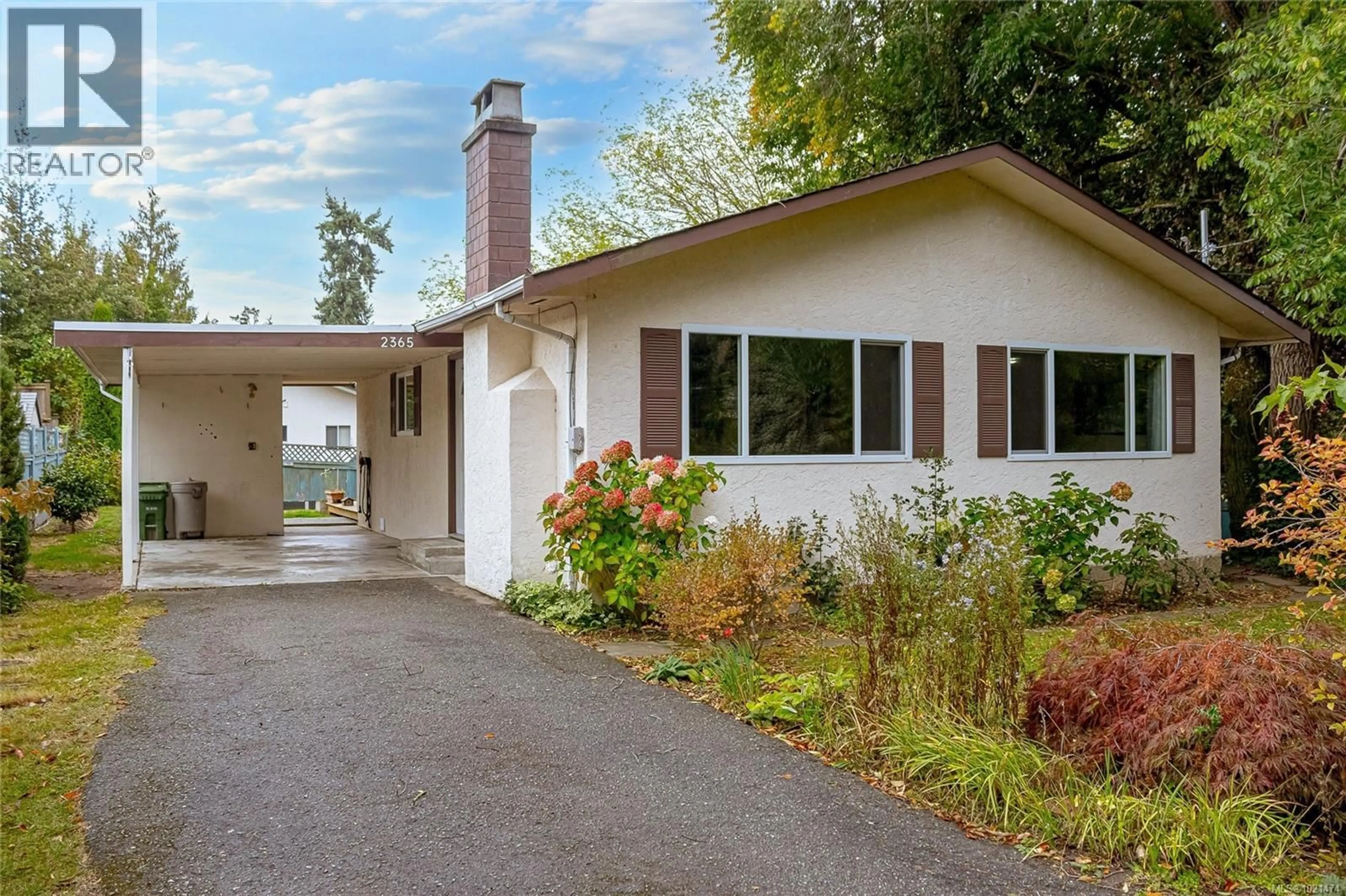 Home with vinyl exterior material, street for 2365 LOVELL AVENUE, Sidney British Columbia V8L2J5