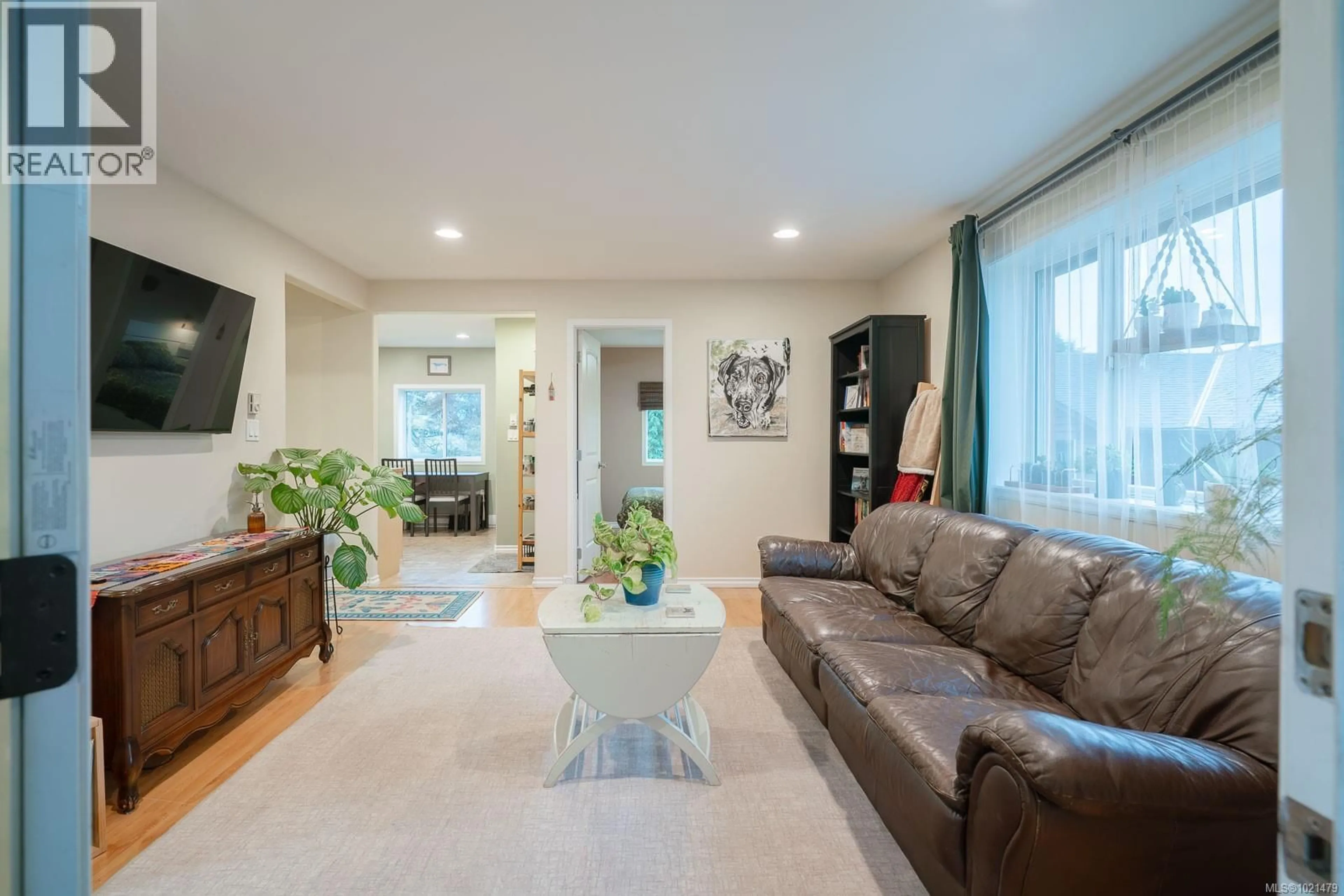 Living room with furniture, unknown for 547 SEVENTH STREET, Nanaimo British Columbia V9R1E9