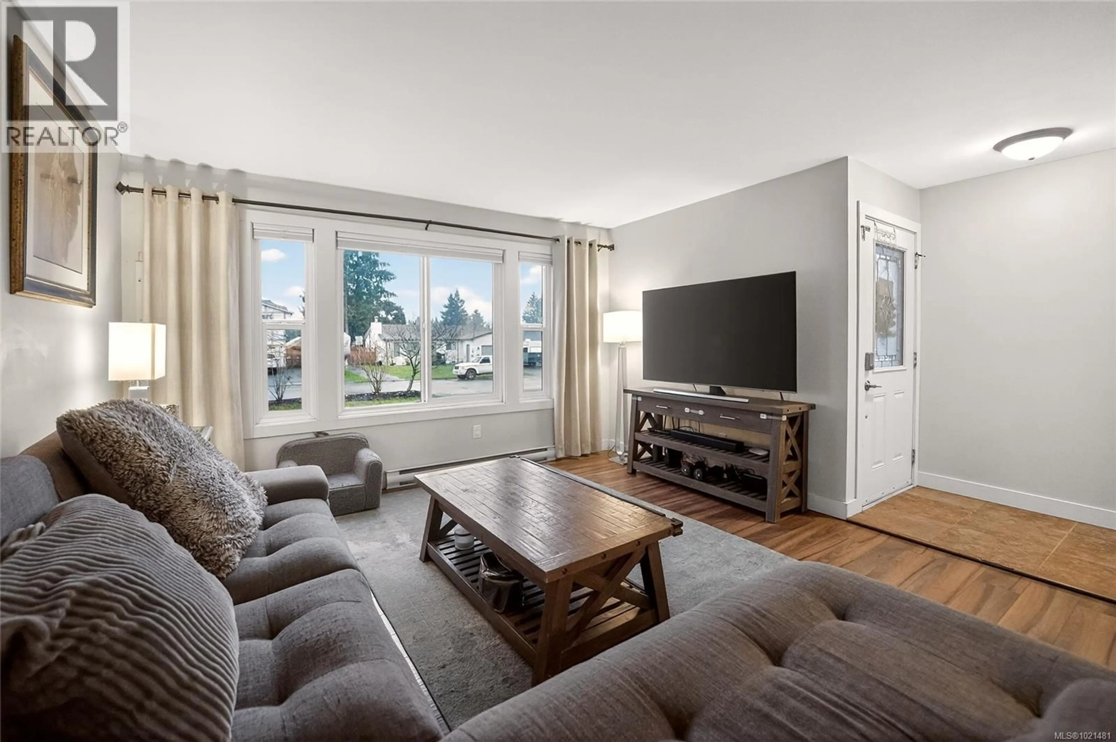 Living room with furniture, unknown for 2674 CAMCREST DRIVE, Nanaimo British Columbia V9T4V8