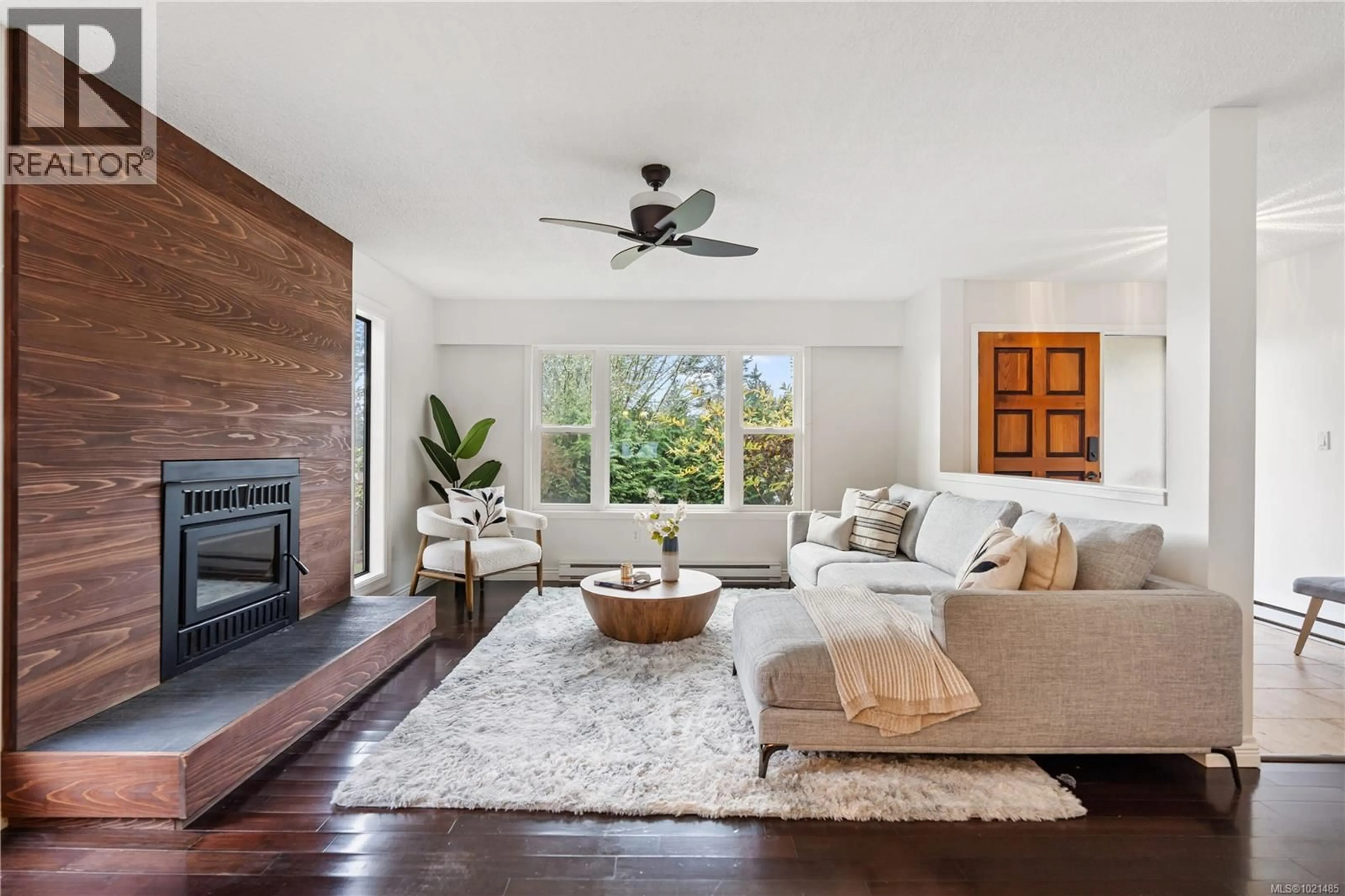 Living room with furniture, unknown for 1985 SAUNDERS ROAD, Sooke British Columbia V9Z0P6