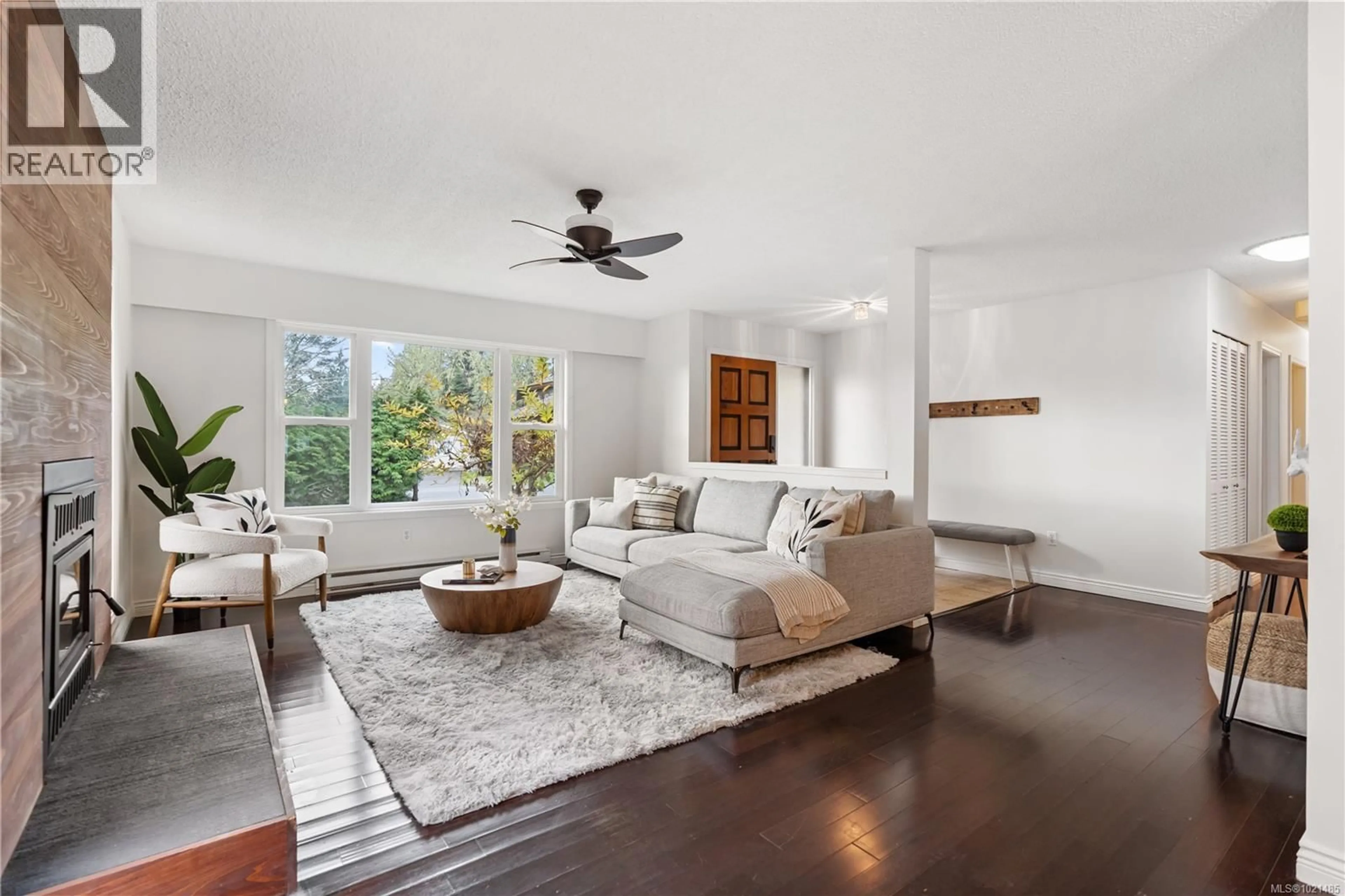 Living room with furniture, unknown for 1985 SAUNDERS ROAD, Sooke British Columbia V9Z0P6