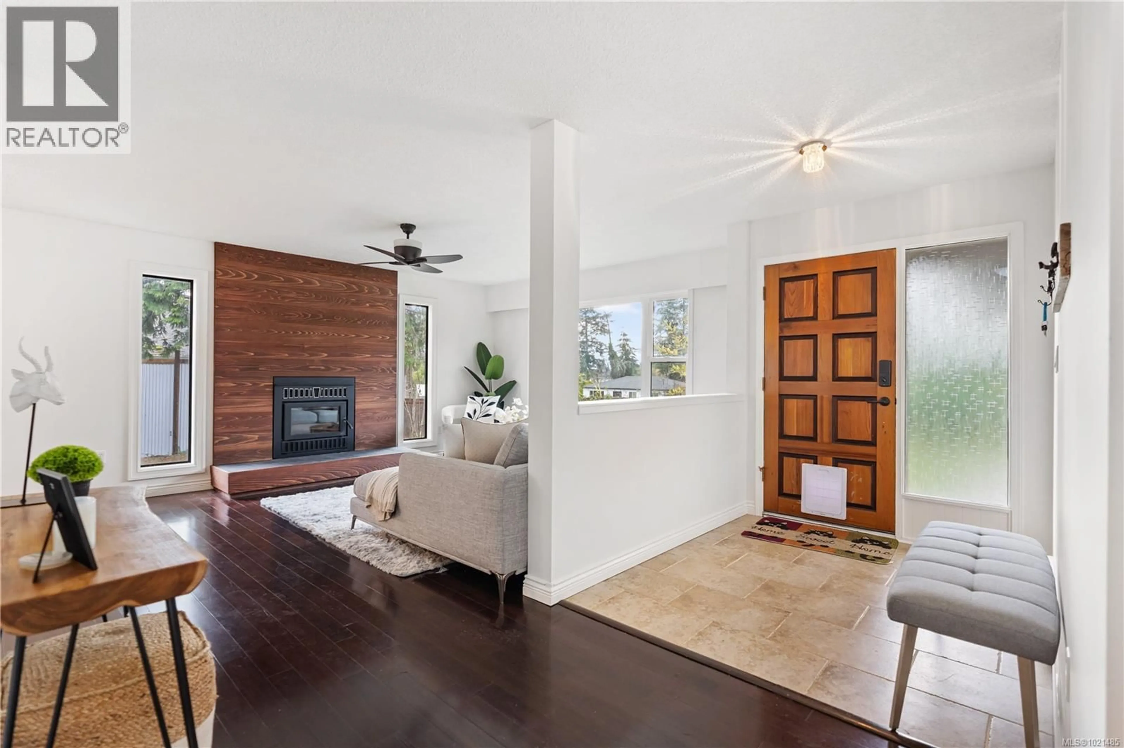 Living room with furniture, unknown for 1985 SAUNDERS ROAD, Sooke British Columbia V9Z0P6