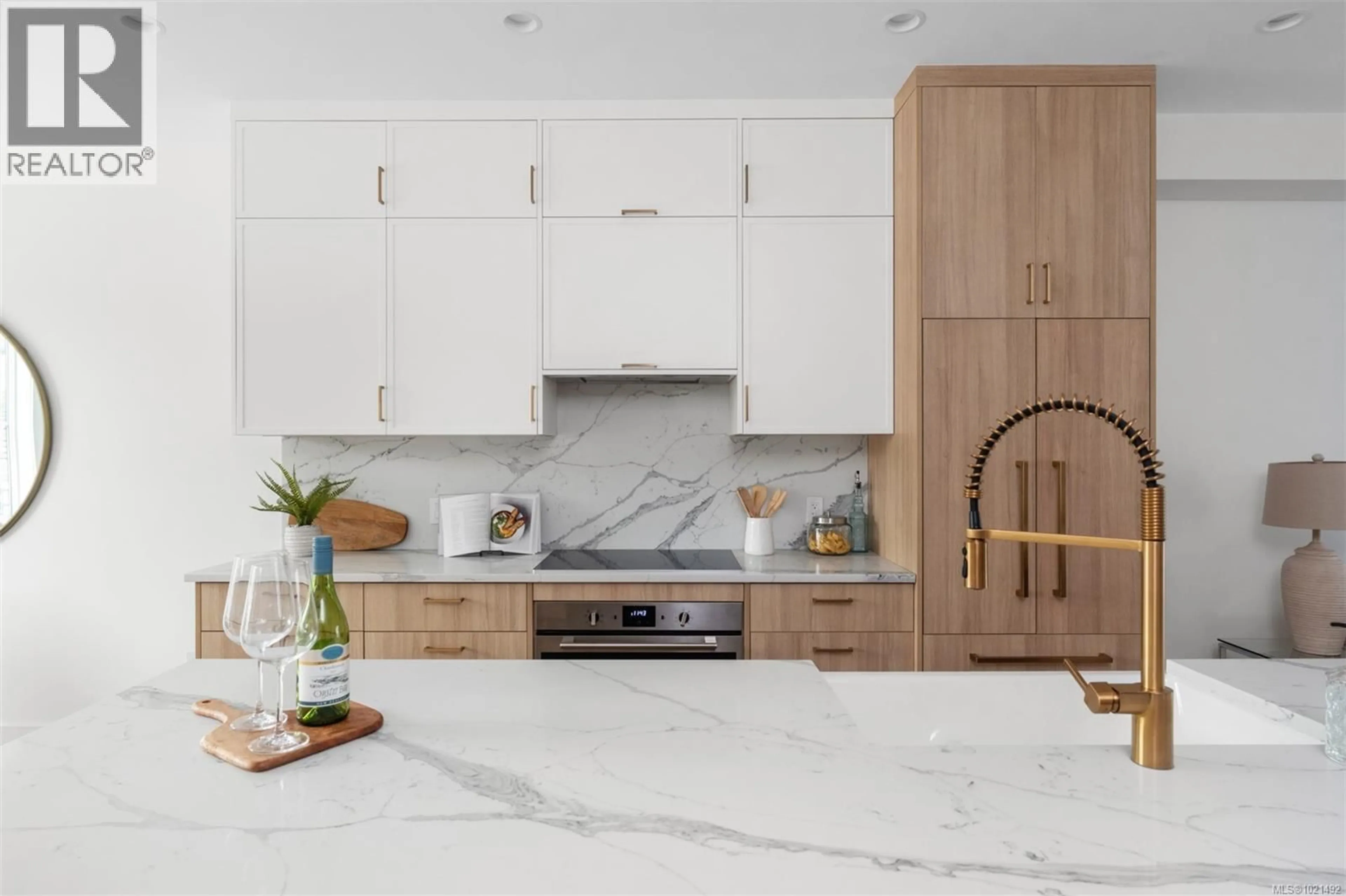 Contemporary kitchen, ceramic/tile floor for 6 - 820 DUNSMUIR ROAD, Esquimalt British Columbia V9A5B7