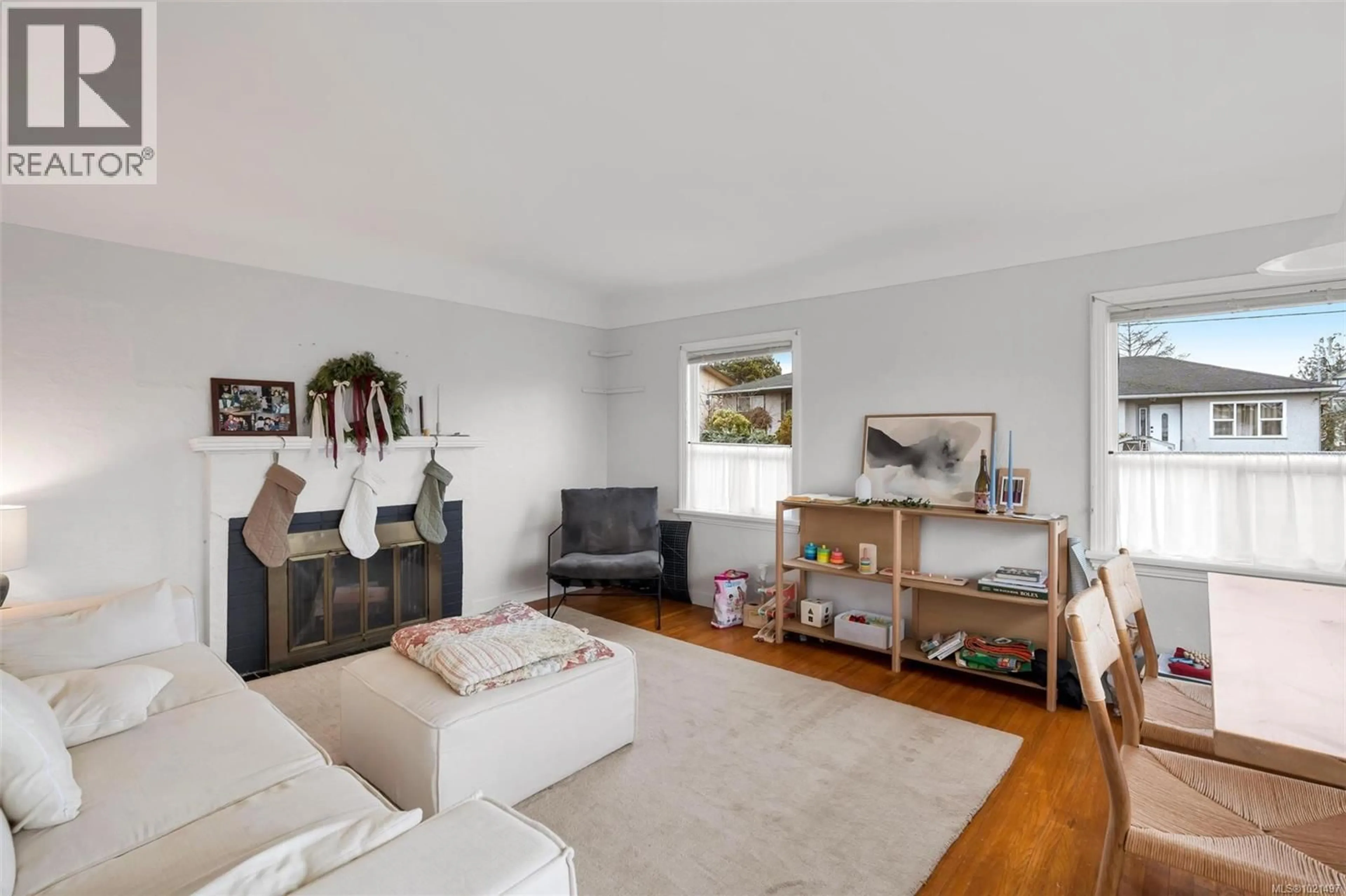 Living room with furniture, unknown for 1334 WOOD STREET, Esquimalt British Columbia V9A5E1