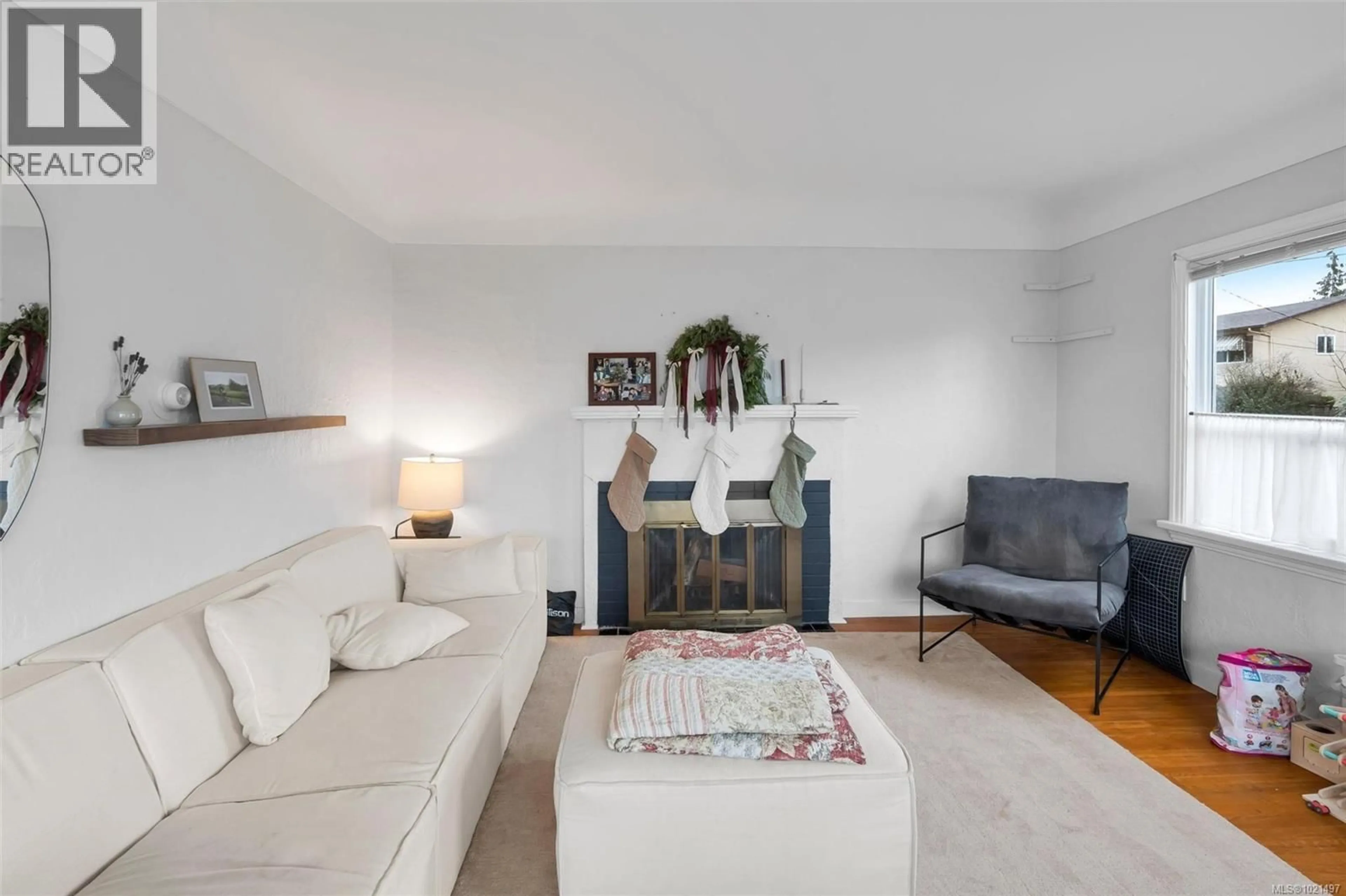 Living room with furniture, unknown for 1334 WOOD STREET, Esquimalt British Columbia V9A5E1