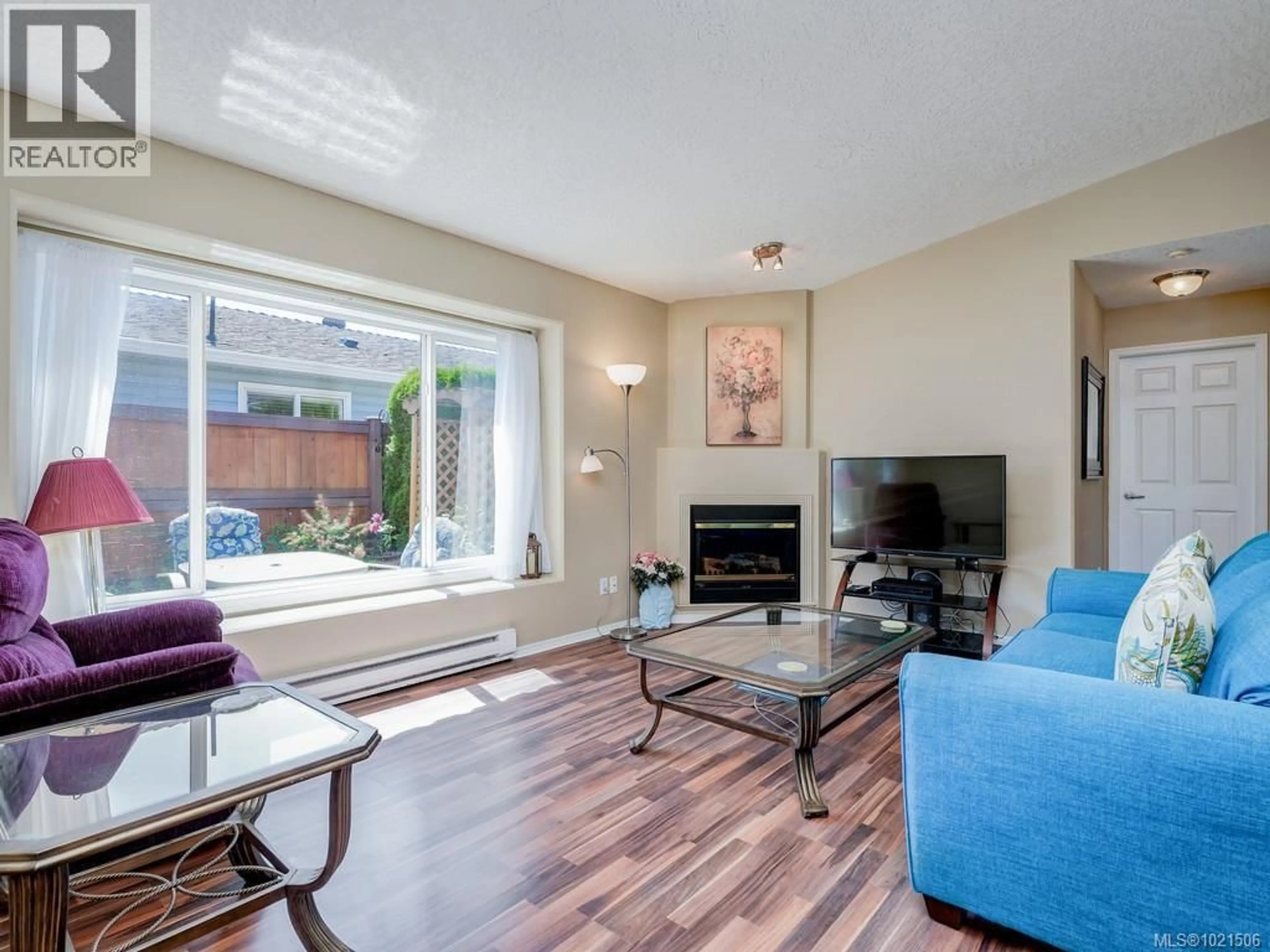 Living room with furniture, wood/laminate floor for 49 - 7570 TETAYUT ROAD, Central Saanich British Columbia V8M2H4