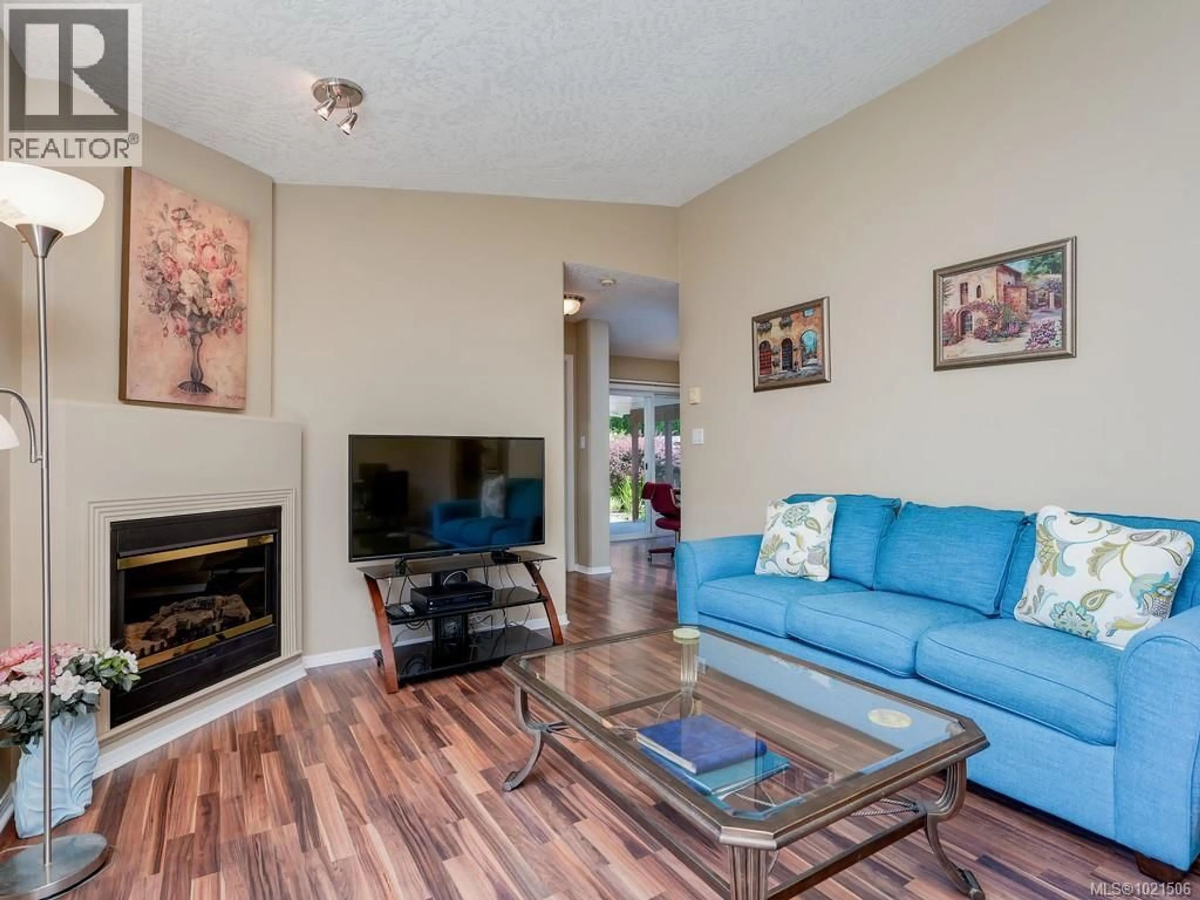 Living room with furniture, wood/laminate floor for 49 - 7570 TETAYUT ROAD, Central Saanich British Columbia V8M2H4
