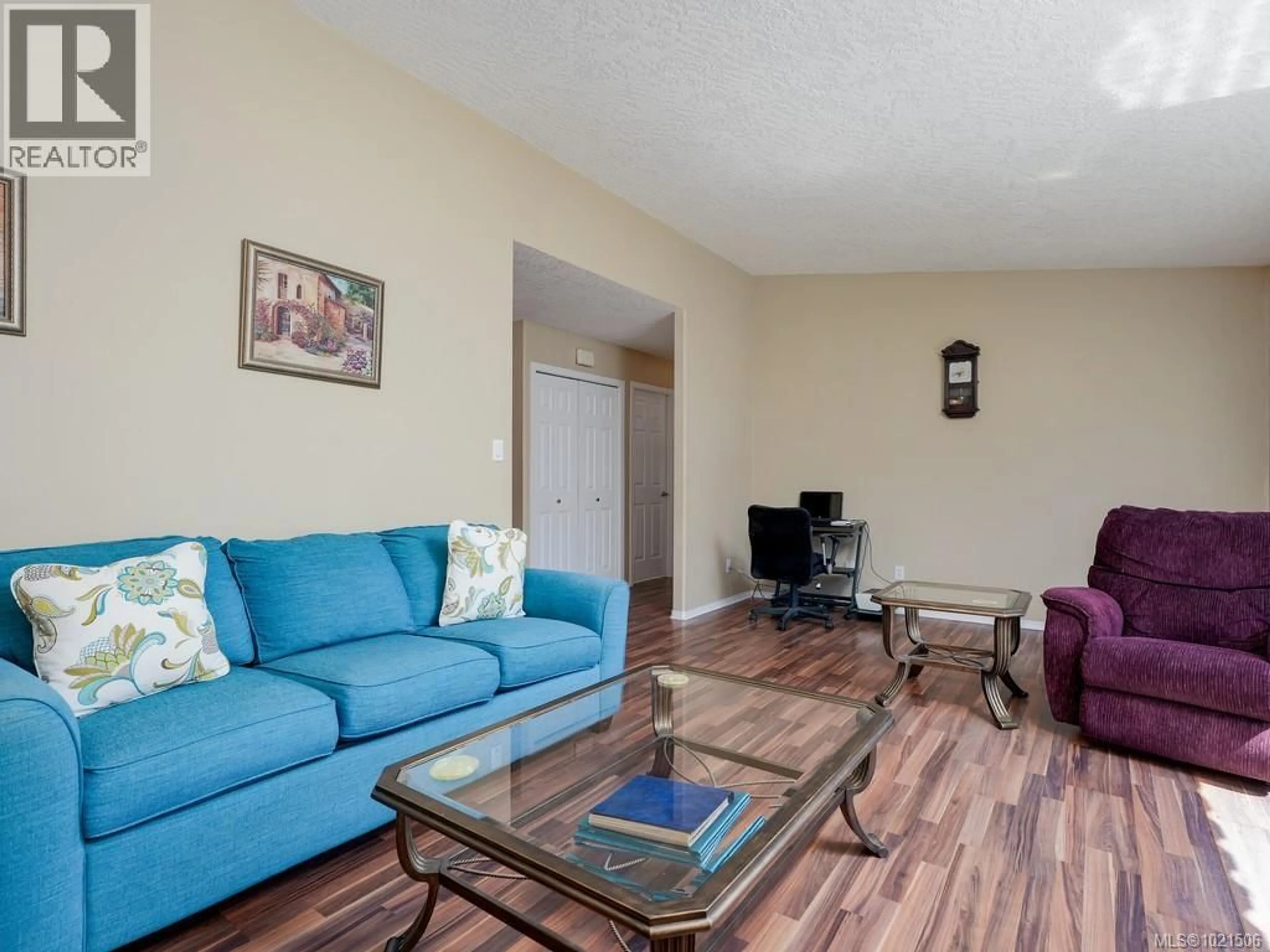 Living room with furniture, wood/laminate floor for 49 - 7570 TETAYUT ROAD, Central Saanich British Columbia V8M2H4