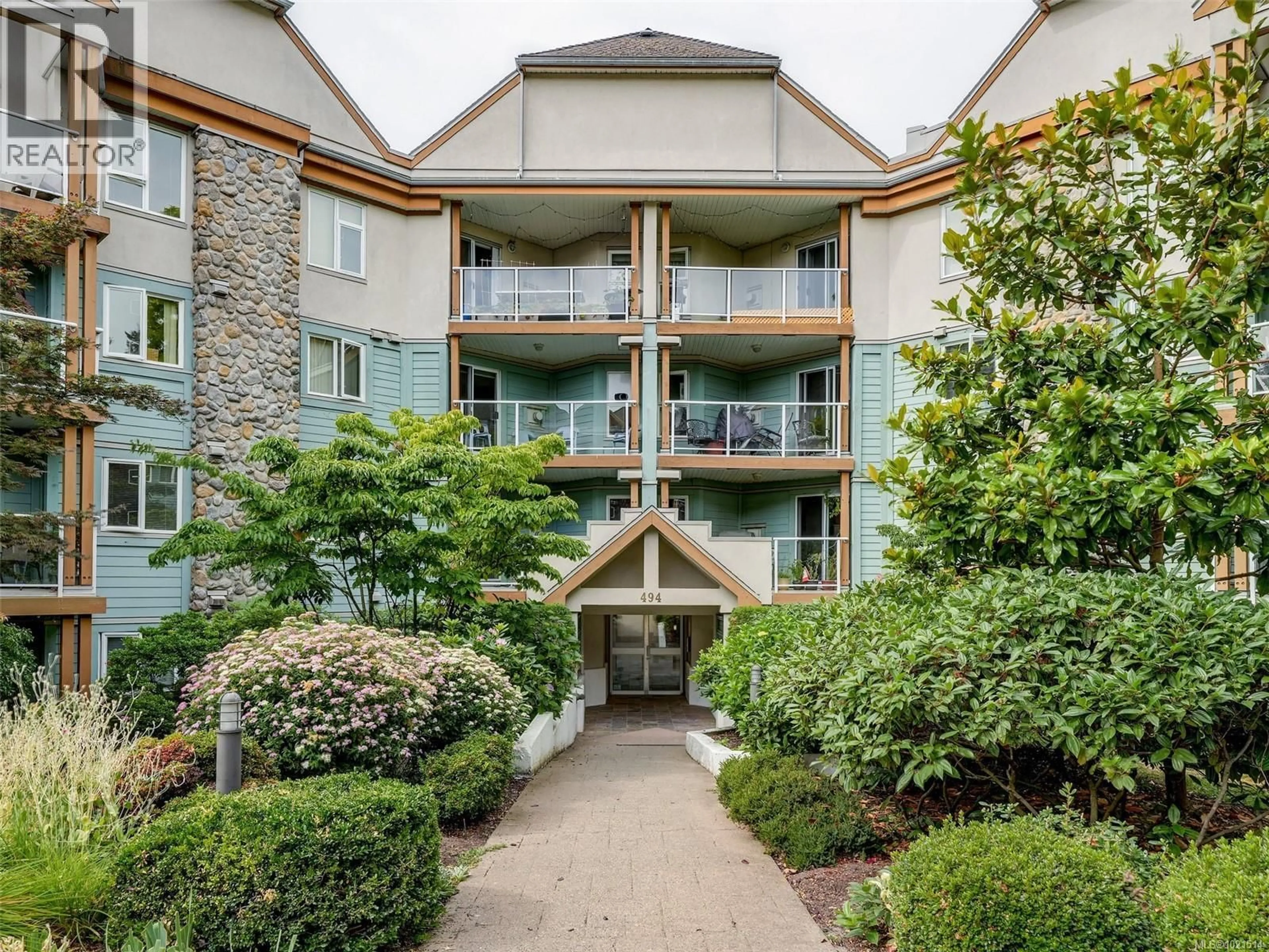 Indoor foyer for 104 - 494 MARSETT PLACE, Saanich British Columbia V8Z7J1