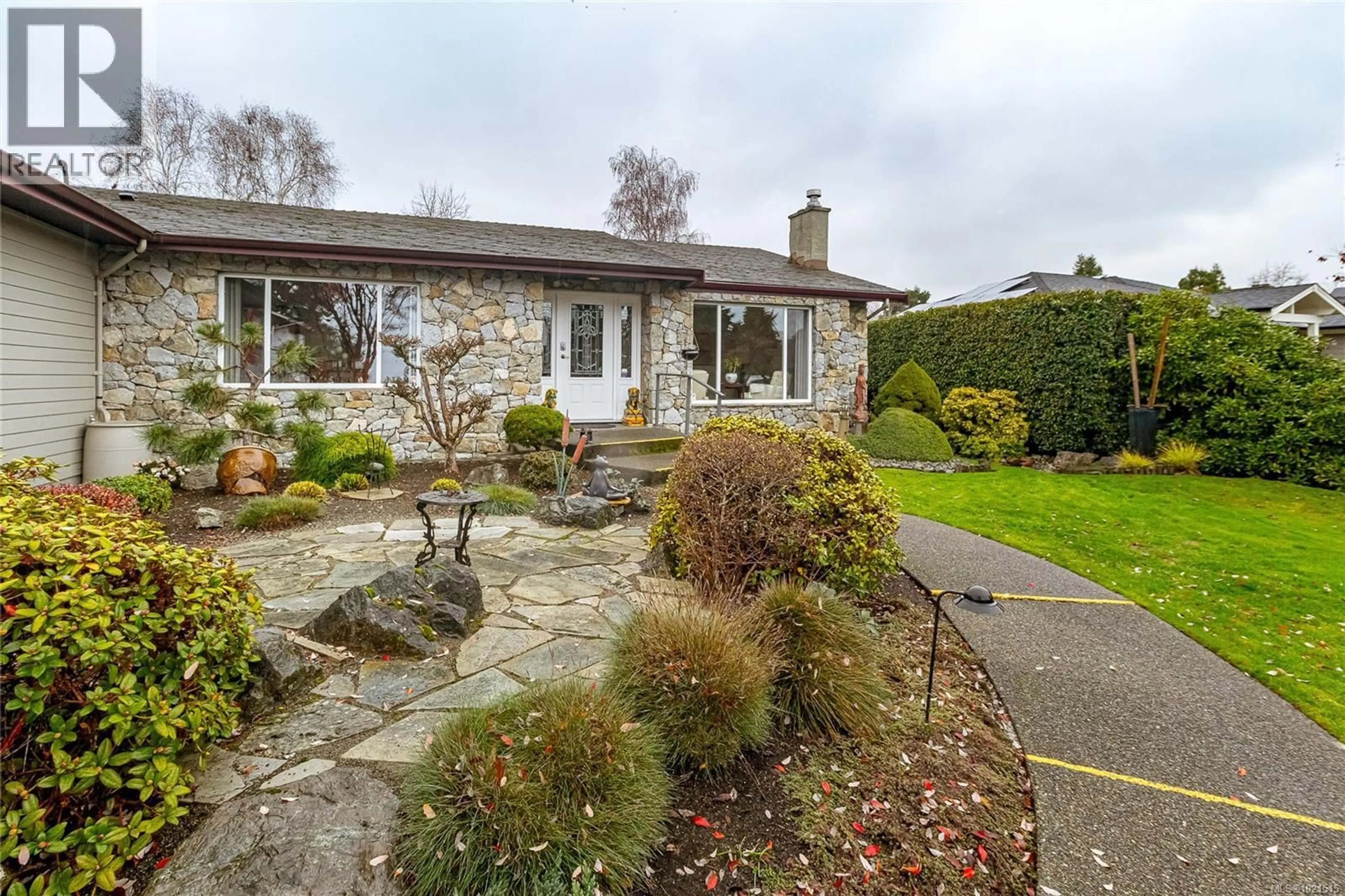 A pic from outside/outdoor area/front of a property/back of a property/a pic from drone, street for 5340 PARKER AVENUE, Saanich British Columbia V8Y2M9