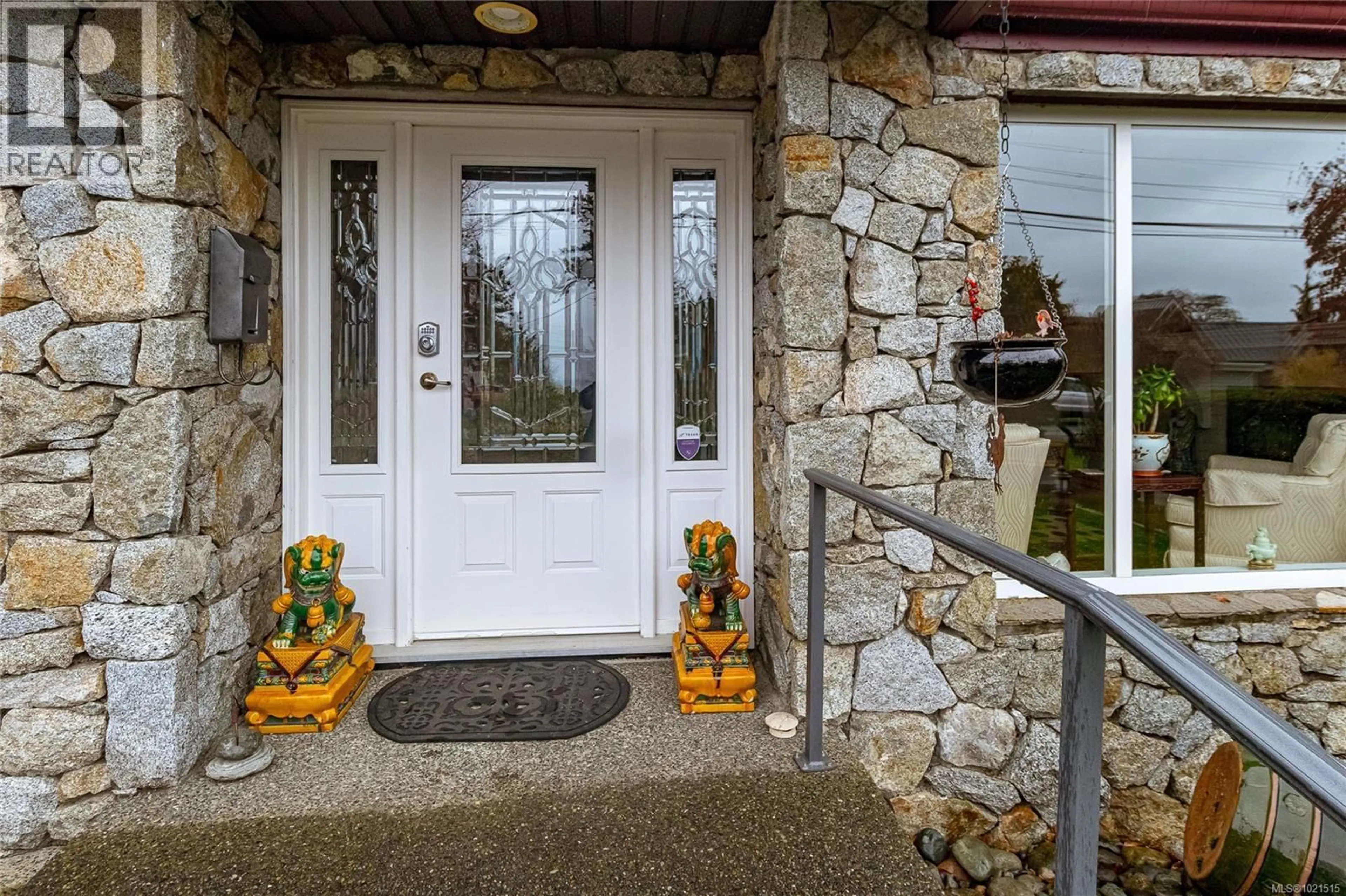 Indoor entryway for 5340 PARKER AVENUE, Saanich British Columbia V8Y2M9