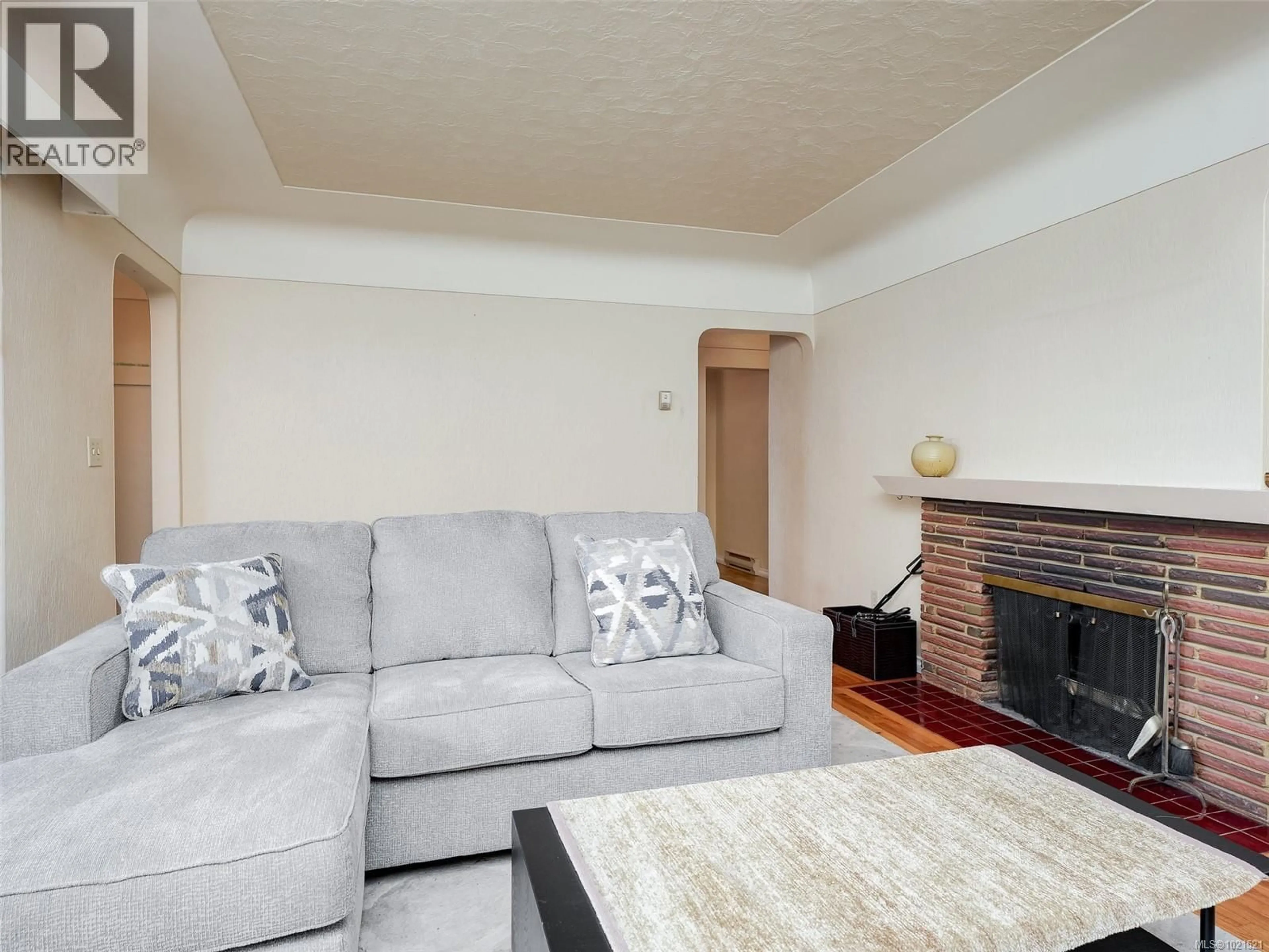 Living room with furniture, unknown for 3201 FRECHETTE STREET, Saanich British Columbia V8P4N6